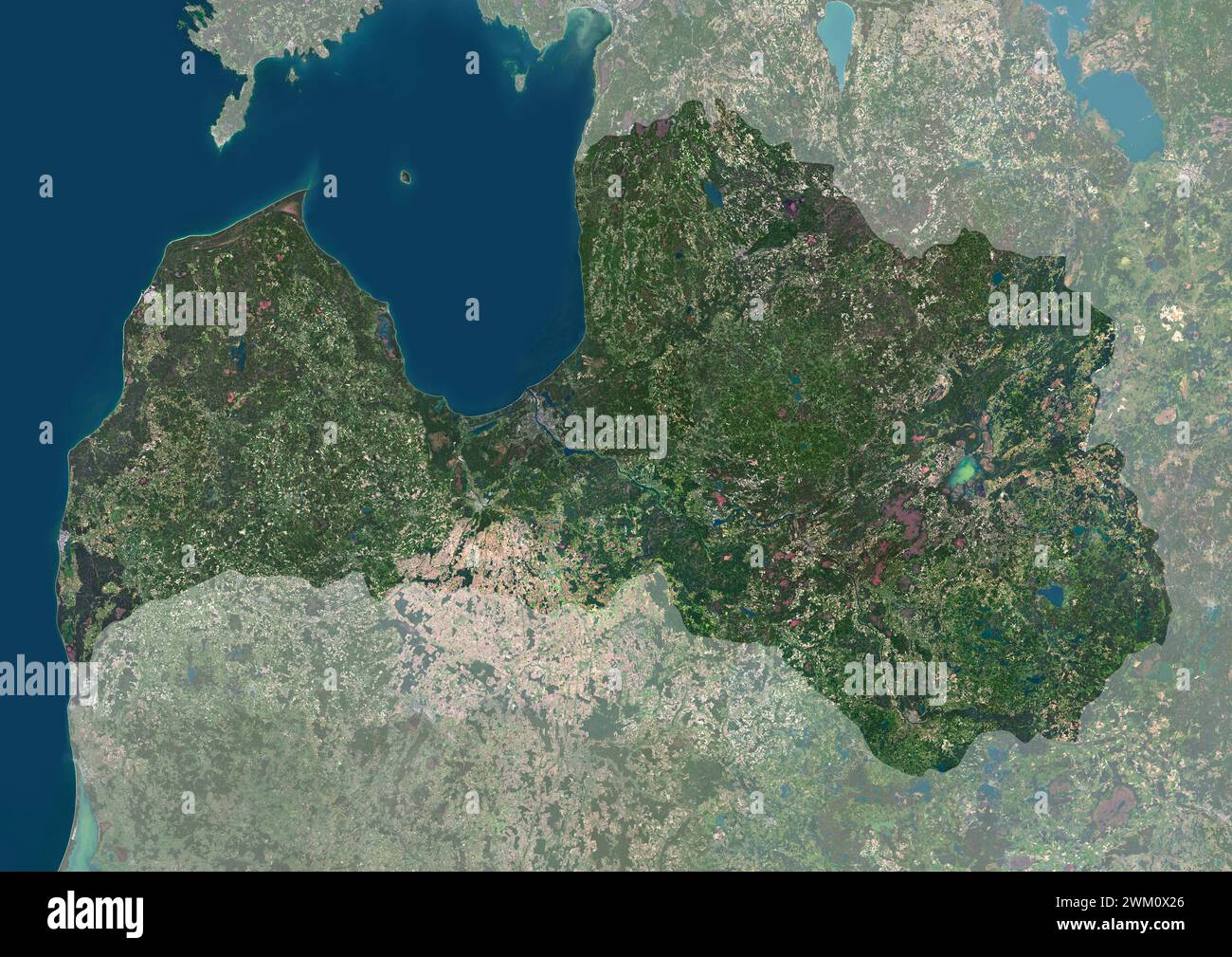 Farb-Satellitenbild Lettlands, mit Maske. Stockfoto