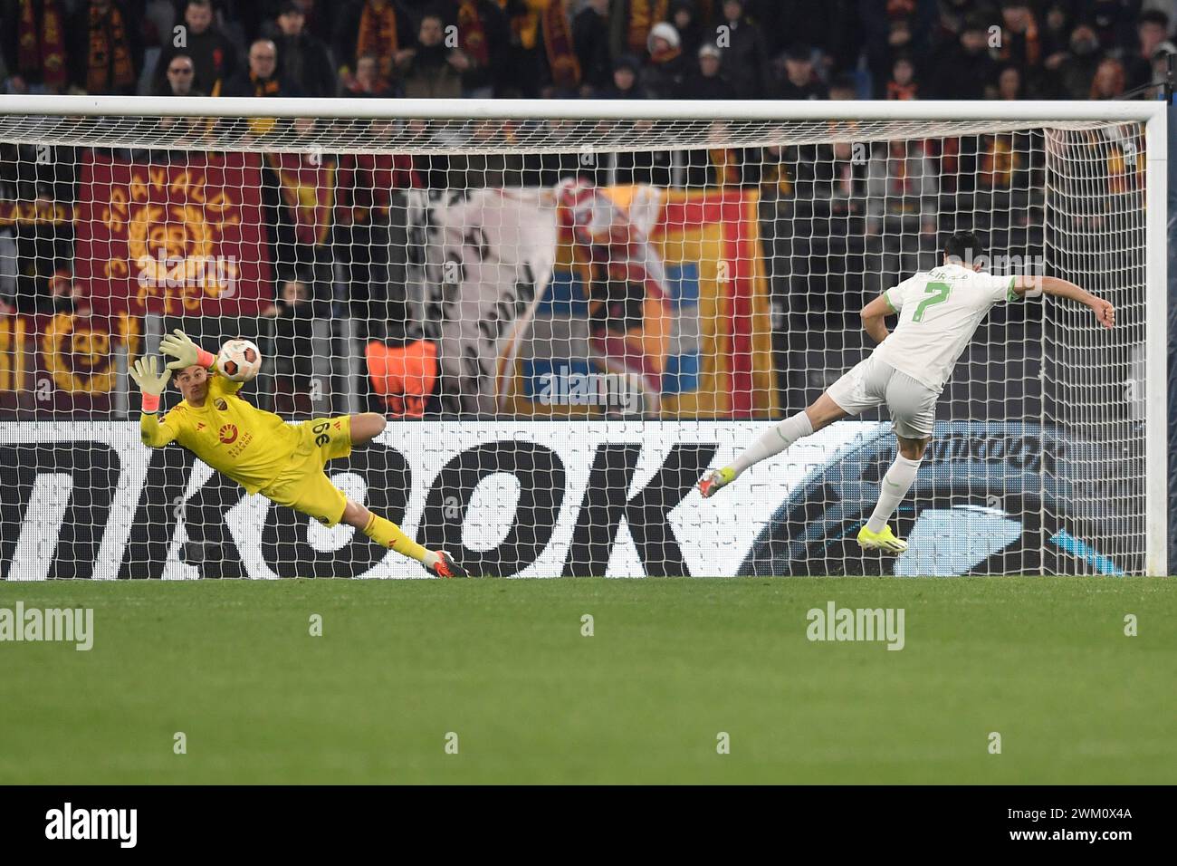 Mile Svilar von AS Roma rettet die Strafe von Alireza Jahanbakhsh von Feyenoord während des Europa League-Fußballspiels zwischen AS Roma und Feyenoord im Olimpico-Stadion in Rom (Italien) am 22. Februar 2024. Stockfoto