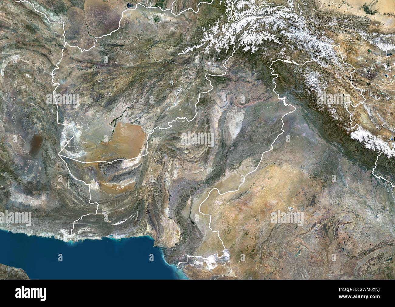 Farb-Satellitenbild von Pakistan, Afghanistan und den Nachbarländern mit Grenzen. Stockfoto