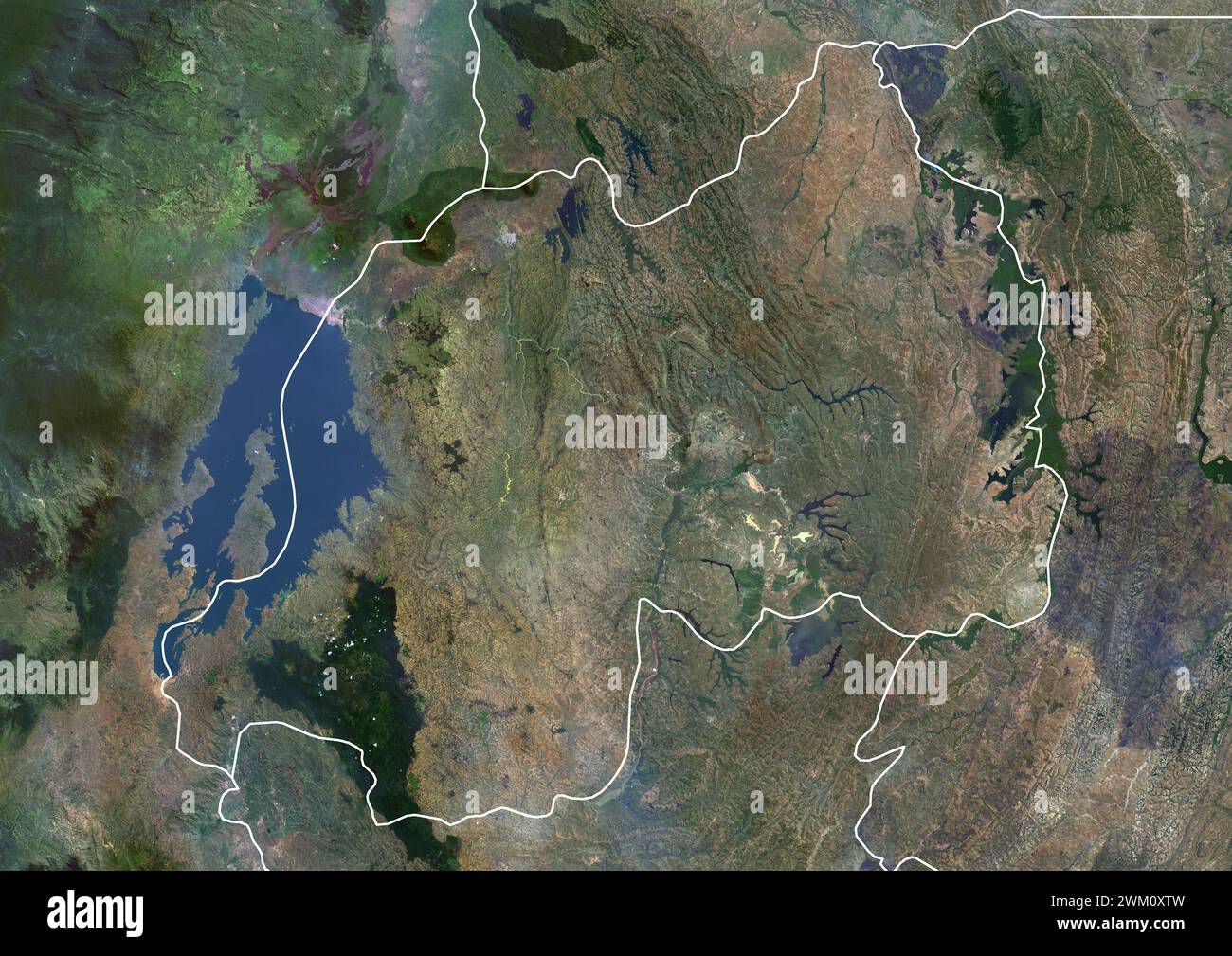 Farb-Satellitenbild Ruandas und der Nachbarländer mit Grenzen. Stockfoto