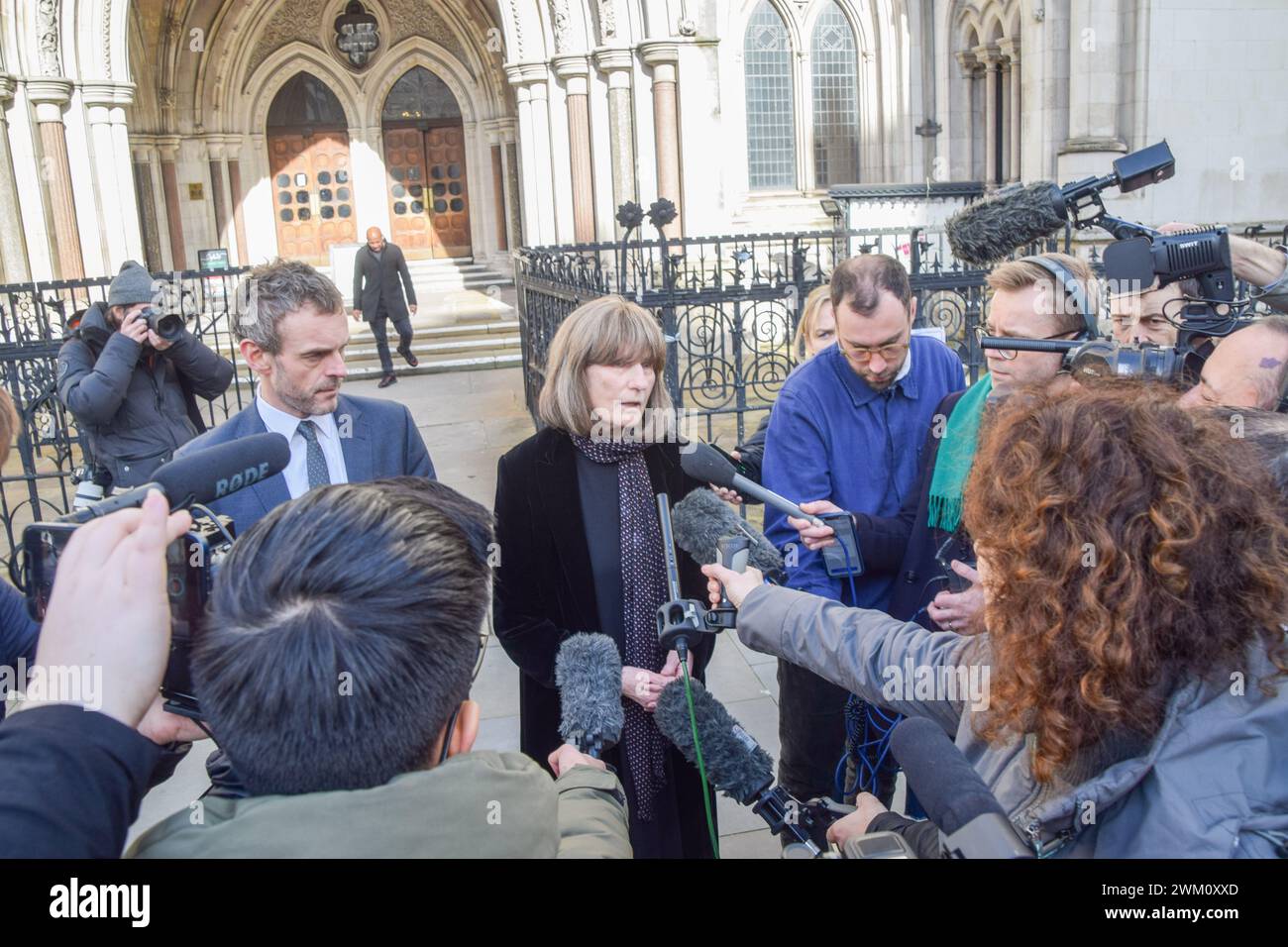 London, Großbritannien. Februar 2024. Shamima Begums Anwälte geben eine Erklärung vor dem Royal Courts of Justice ab, als sie ihre Berufung gegen die Entfernung ihrer britischen Staatsbürgerschaft verliert. Begum reiste 2015 nach Syrien, um im Alter von 15 Jahren der Terrorgruppe ISIS beizutreten, und wurde ihr die Staatsbürgerschaft entzogen. (Foto: Vuk Valcic/SOPA Images/SIPA USA) Credit: SIPA USA/Alamy Live News Stockfoto