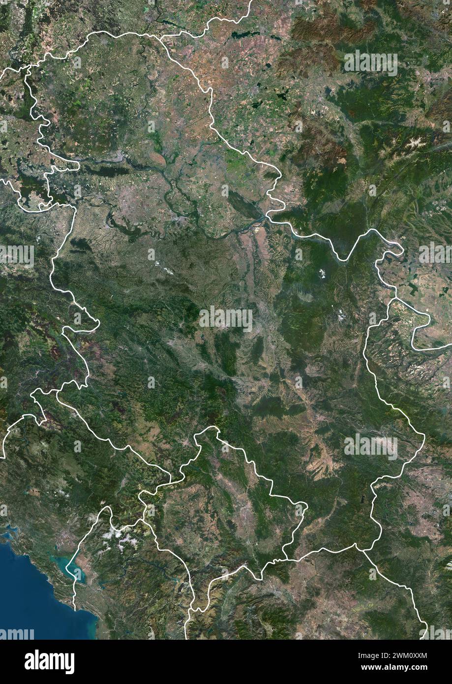 Farb-Satellitenbild von Serbien, Kosovo und Nachbarländern mit Grenzen. Stockfoto