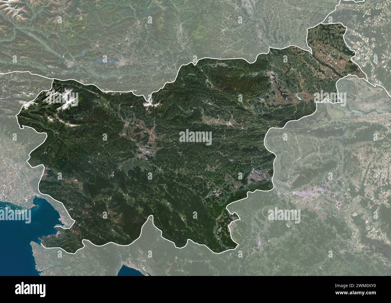 Farbsatellitenbild Sloweniens, mit Grenzen und Maske. Stockfoto