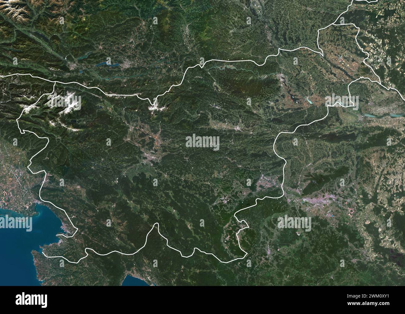 Farbsatellitenbild Sloweniens und seiner Nachbarländer. Stockfoto
