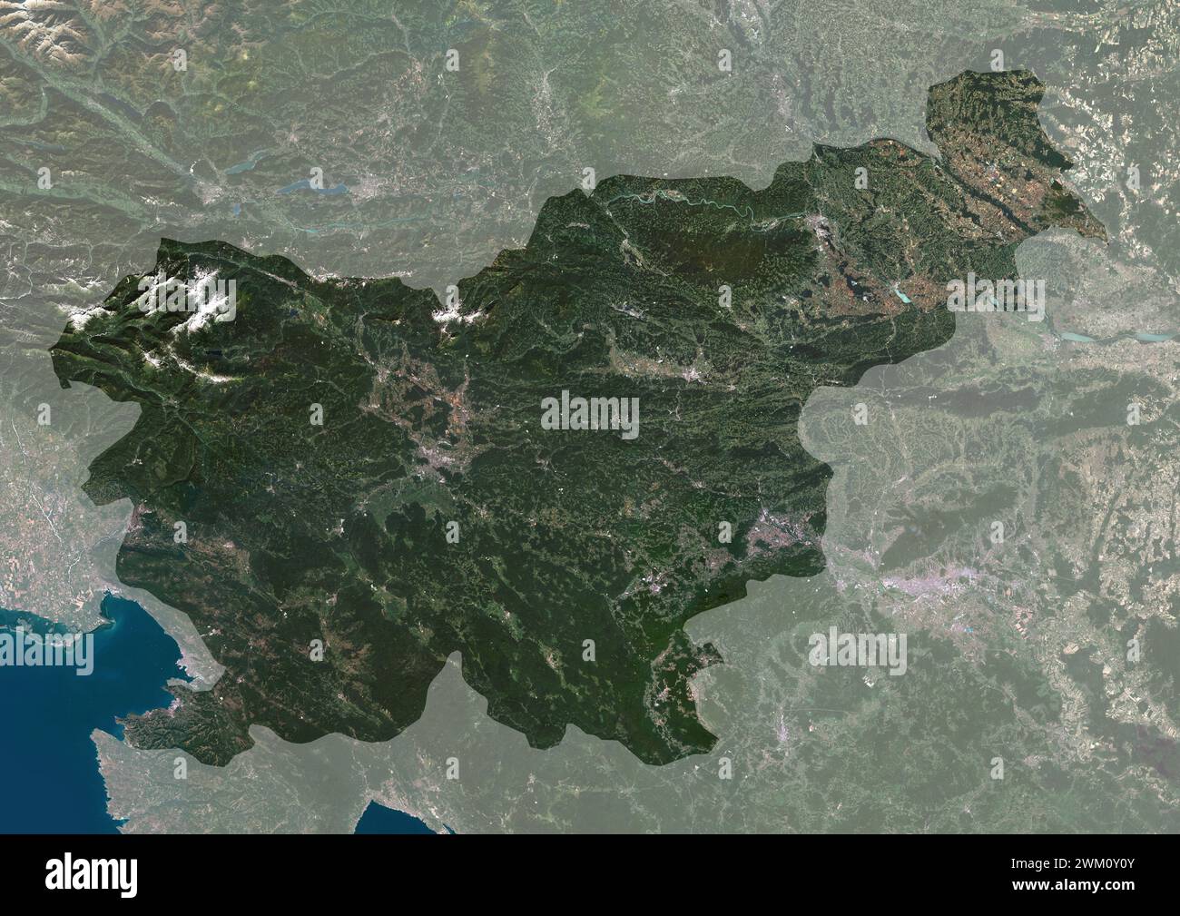 Farb-Satellitenbild Sloweniens, mit Maske. Stockfoto