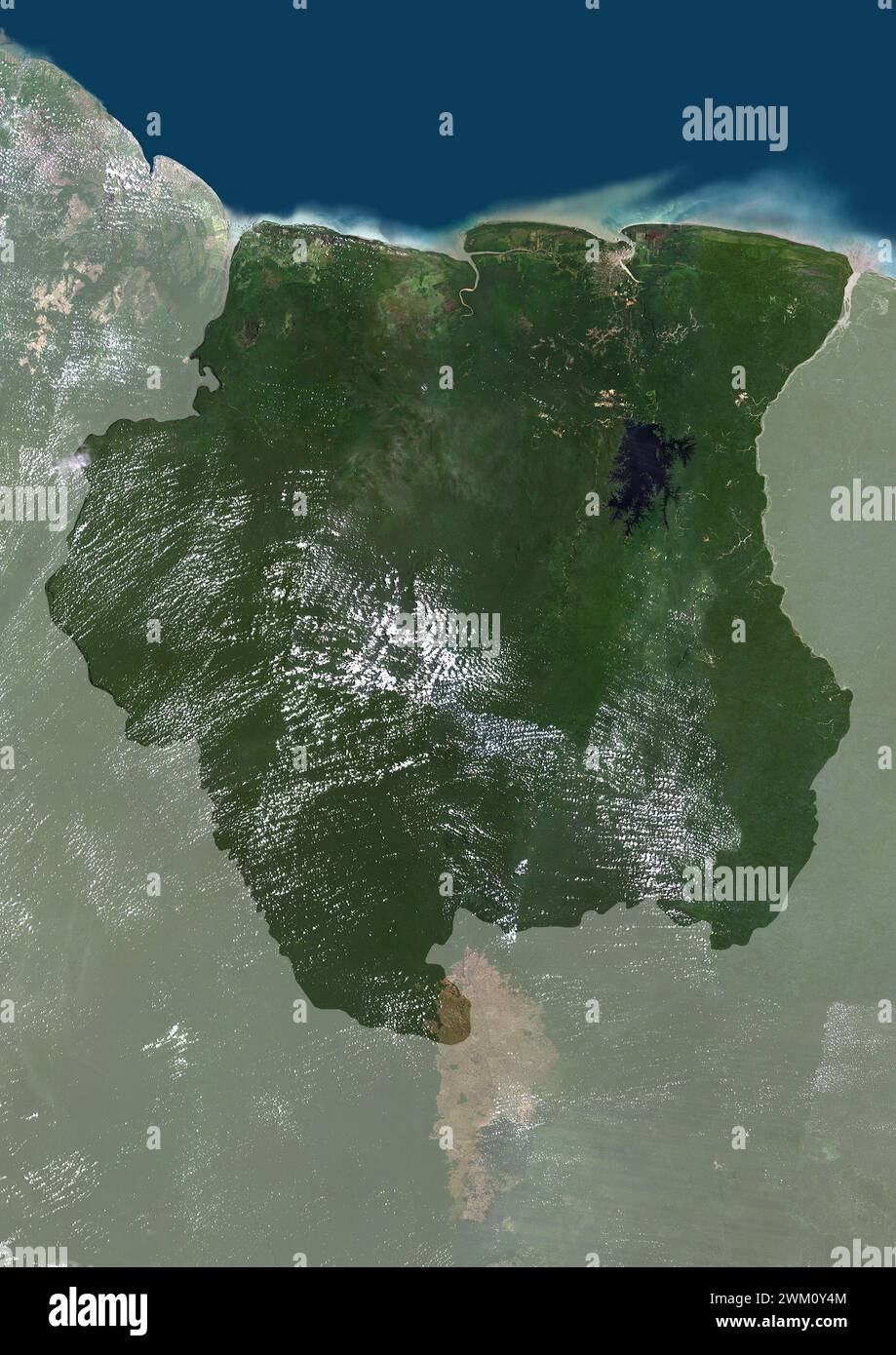 Farb-Satellitenbild von Suriname, mit Maske. Stockfoto