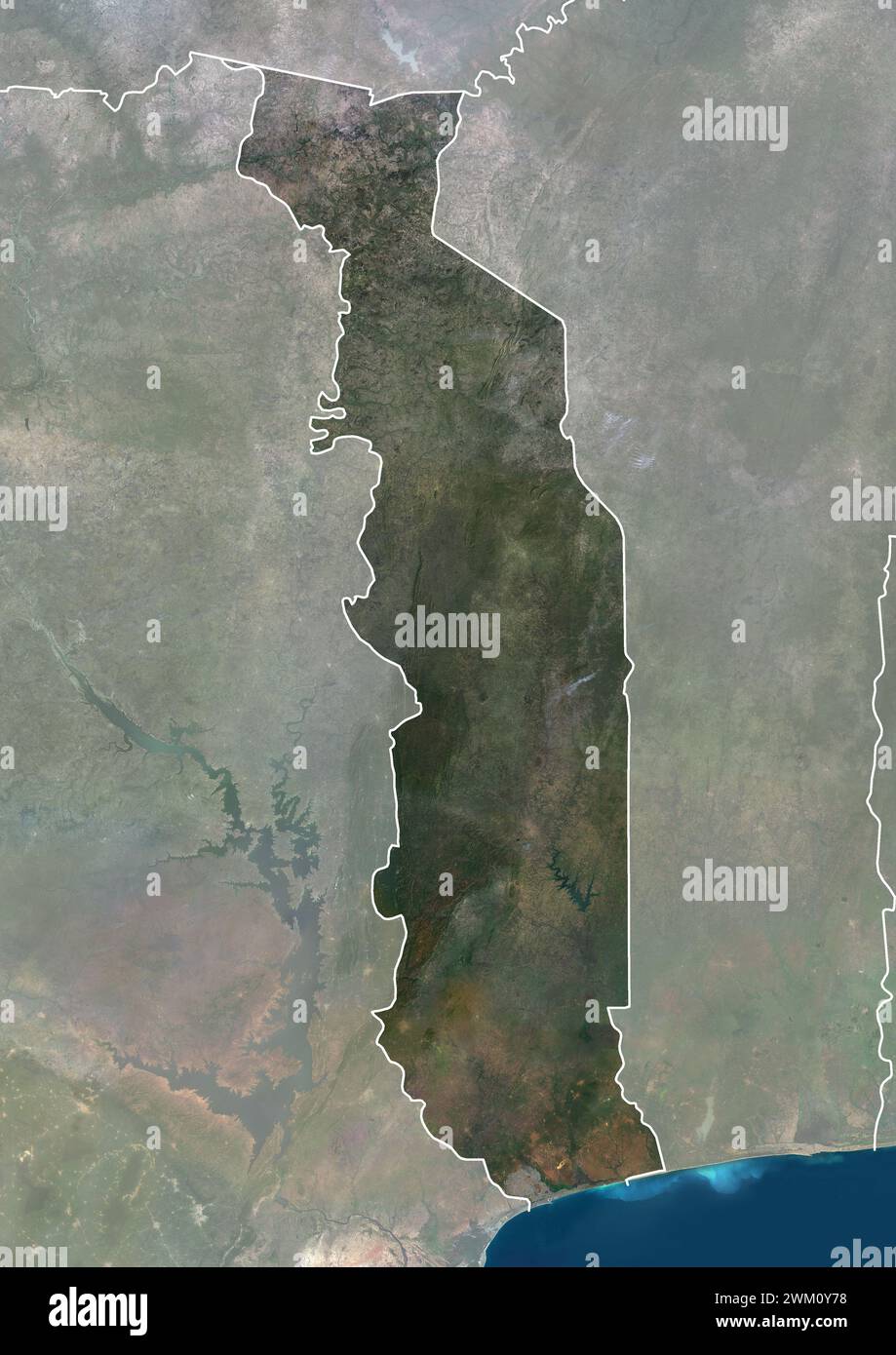 Farb-Satellitenbild von Togo, mit Rändern und Maske. Stockfoto