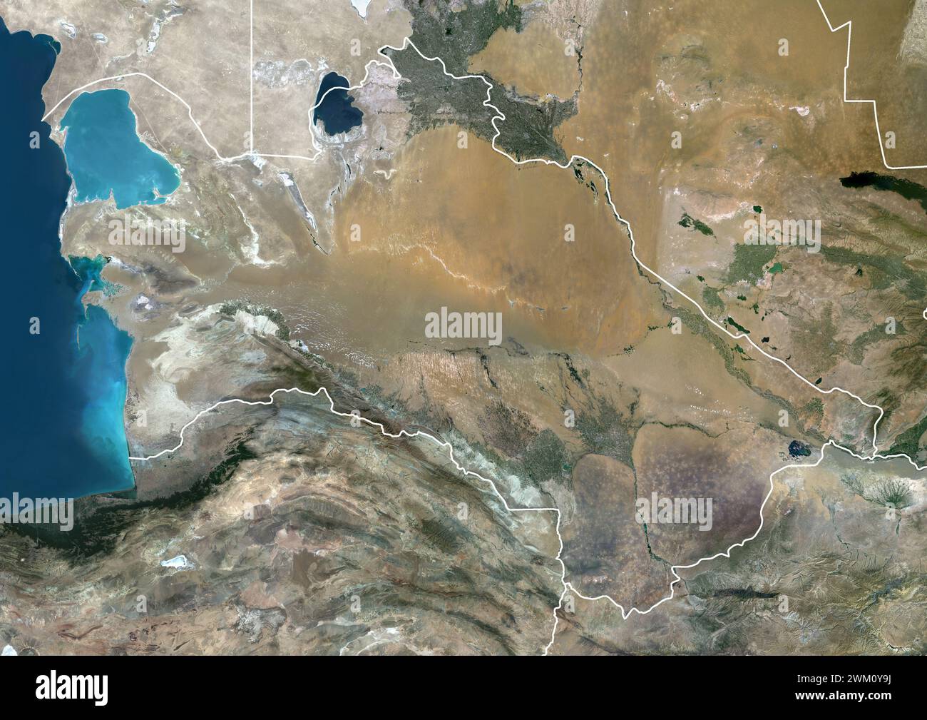 Farb-Satellitenbild Turkmenistans und seiner Nachbarländer mit Grenzen. Stockfoto