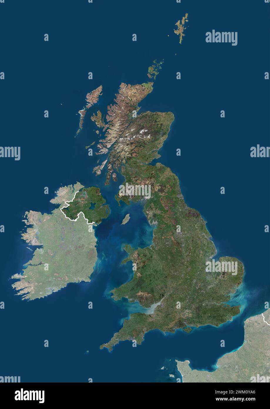 Farbsatellitenbild des Vereinigten Königreichs mit Rahmen und Maske. Stockfoto