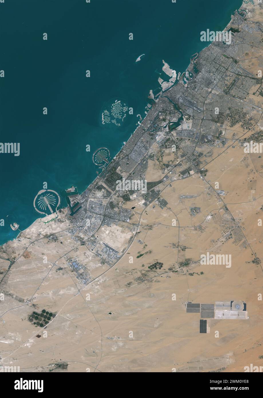 Farb-Satellitenbild von Dubai im Jahr 2022. Stockfoto