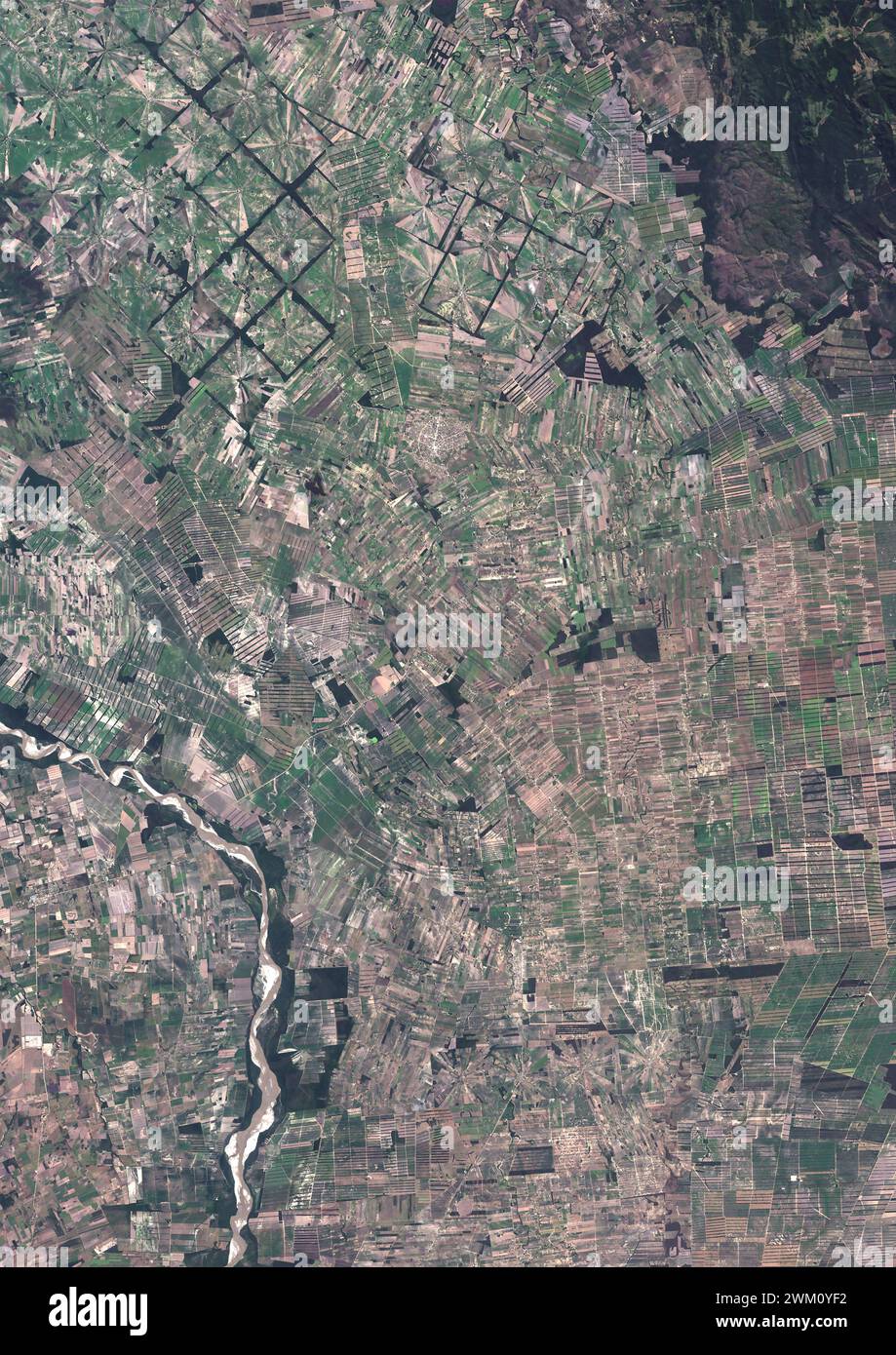 Farb-Satellitenbild von San Julian Siedlungen und Entwaldung in Bolivien im Jahr 2022. Stockfoto