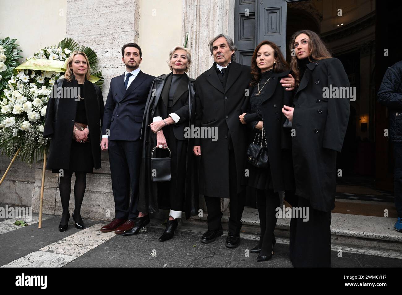 Rom, Italien. Februar 2024. IRA von Furstenbergs Sohn Hubertus von Hohenlohe (3. Von rechts), seine Frau Simona (3. Von links) und seine Familie nehmen am 23. Februar an der Beerdigung von Ira von Furstenberg in der Basilika Santa Maria in Montesanto Teil, bekannt als „Kirche der Künstler“, auf der Piazza del Popolo in Rom, Italien. 2024. Prinzessin Virginia von Furstenberg, bekannt als Ira von Furstenberg, starb am 18. Februar im Alter von 83 Jahren in Rom. Foto: Eric Vandeville/ABACAPRESS.COM Credit: Abaca Press/Alamy Live News Stockfoto