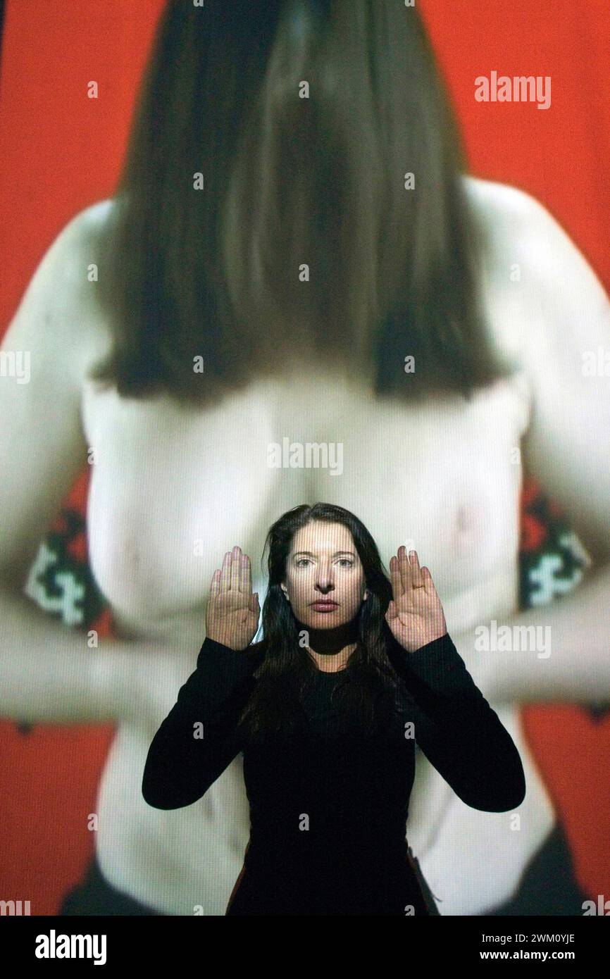 3823142 Marina Abramovic; (add.info.: Mailand, Hangar Bicocca, 2006. Die serbische Künstlerin Marina Abramovic in ihrer Ausstellung 'Balkan Epic', sechs Videoinstallationen, die ihre Produktion über den Balkan von 1997 bis 2005 / Mailand, Hangar Bicocca, 2006 sammeln. L'artista serba Marina Abramovic alla sua mostra 'Balkan Epic', sei Video installazioni che raccolgono la sua produzione sul tema dei Balcani dal 1997 al 2005); © Marcello Mencarini. Alle Rechte vorbehalten 2024. Stockfoto