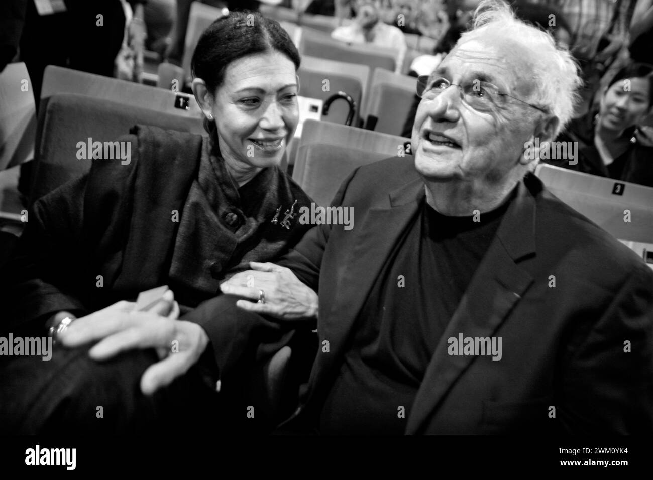 3823164 Frank Gehry; (add.info.: Venedig Architekturbiennale 2008. Der amerikanische Architekt Frank Gehry und seine Frau Berta / Biennale Architettura di Venezia 2008. L'architetto Frank Gehry e sua moglie Berta - © Marcello Mencarini); © Marcello Mencarini. Alle Rechte vorbehalten 2024. Stockfoto