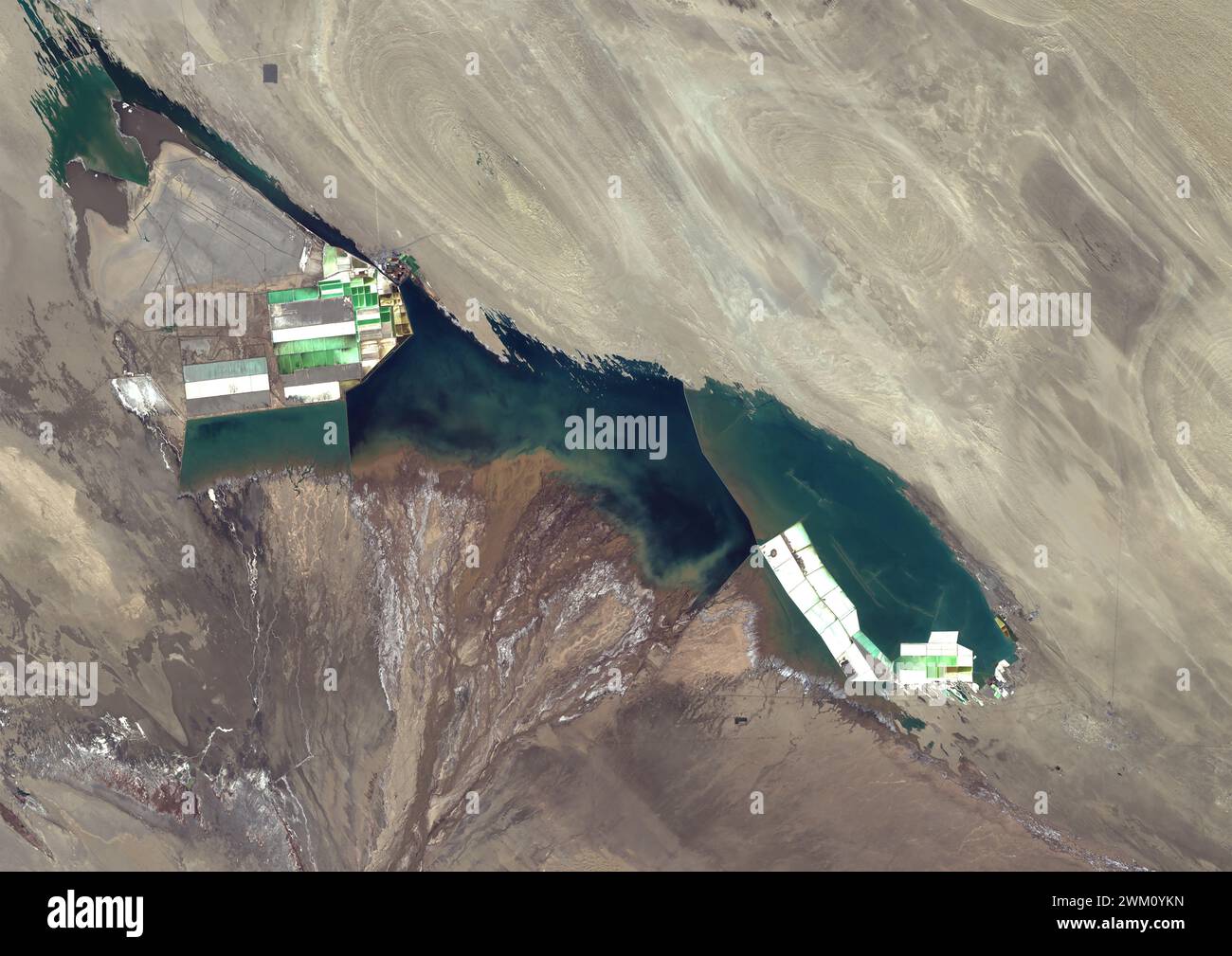 Farb-Satellitenbild von Dongtai Salt Lakes in Qinghai, China im Jahr 2022, mit Lithiumsolen-Extraktions- und Verdunstungsteichen. Stockfoto