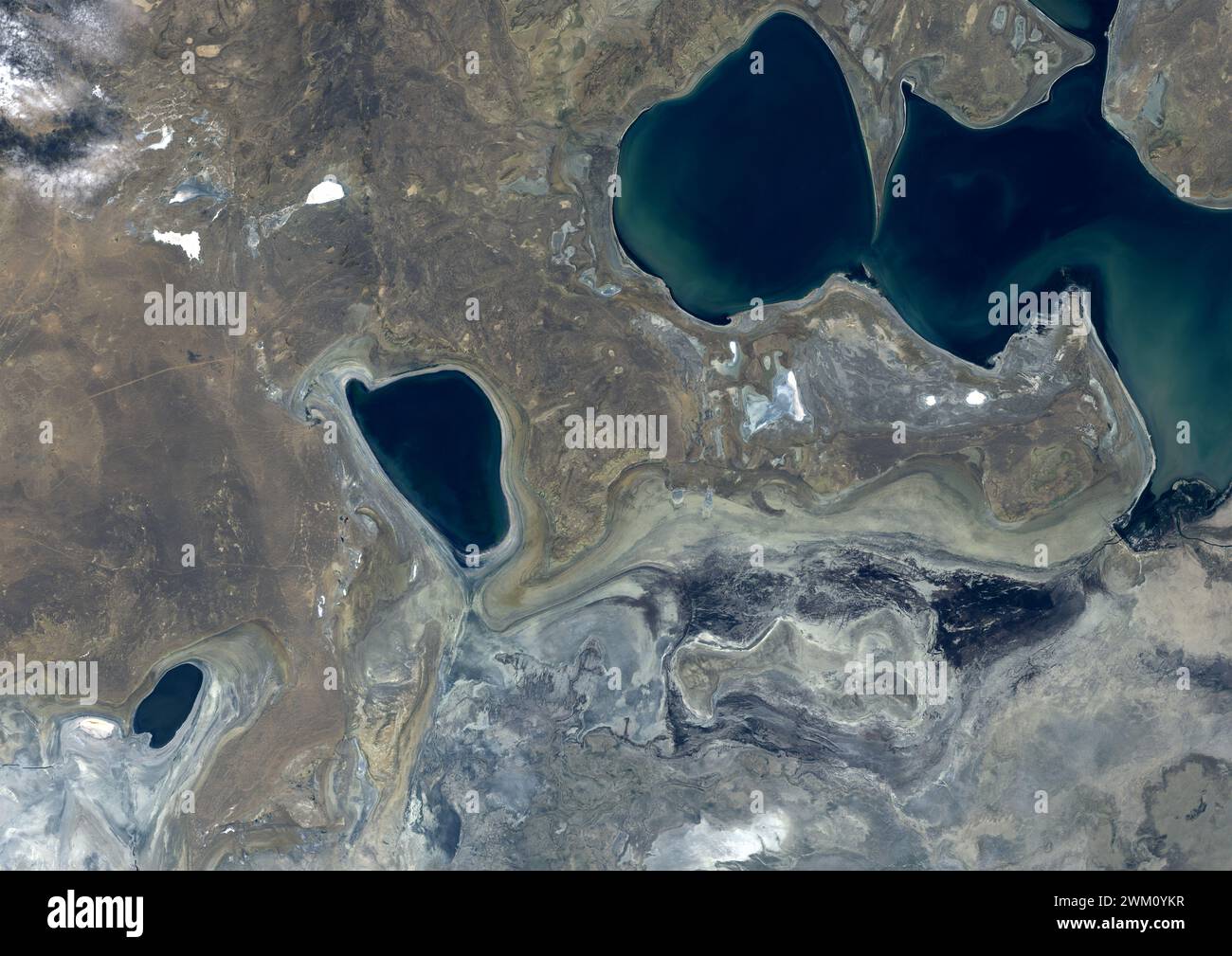 Farb-Satellitenbild des Schrumpfens des Aralmeeres 2022. Stockfoto