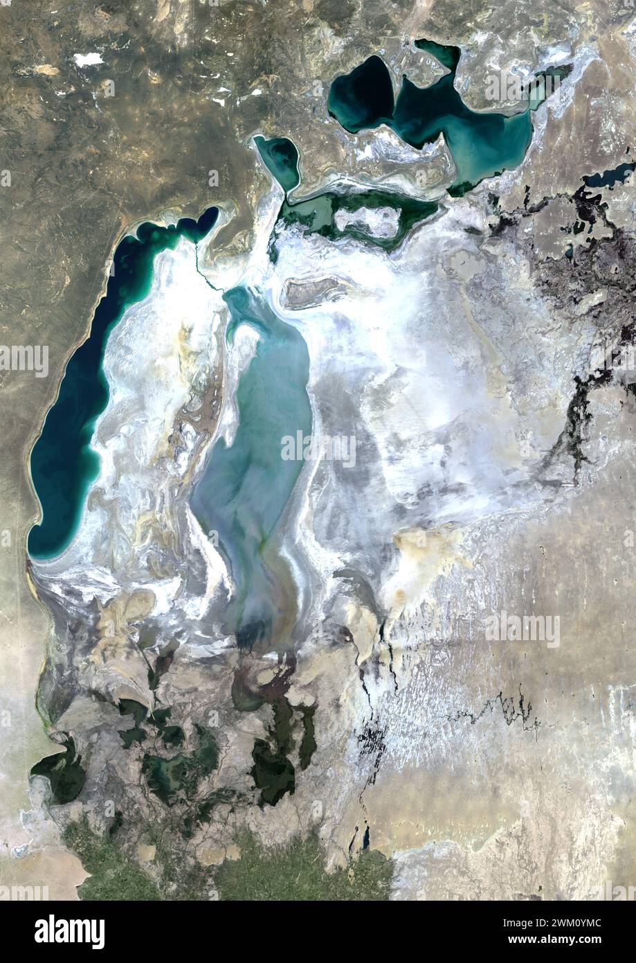 Farb-Satellitenbild des Schrumpfens des Aralmeeres 2010. Stockfoto