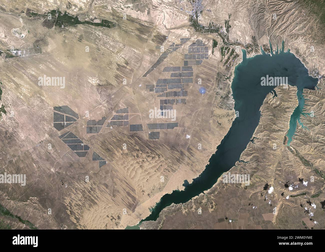 Farb-Satellitenbild des Longyangxia Dam Solarparks in der westlichen chinesischen Provinz Qinghai im Jahr 2022. Stockfoto