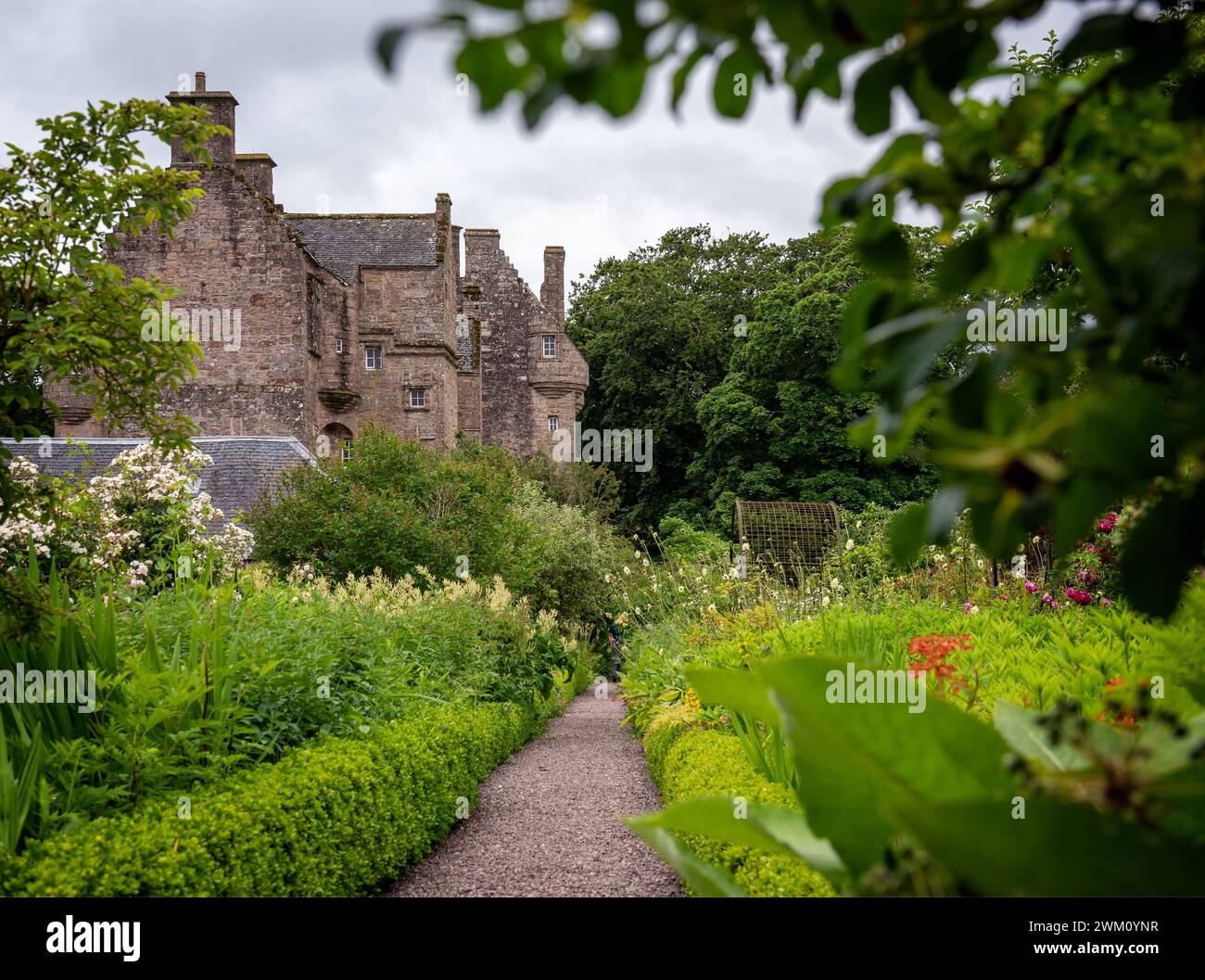 Die üppig grünen und blühenden Gärten und Produkte, die auf Kellie Castle in Fife, Schottland, angebaut werden Stockfoto