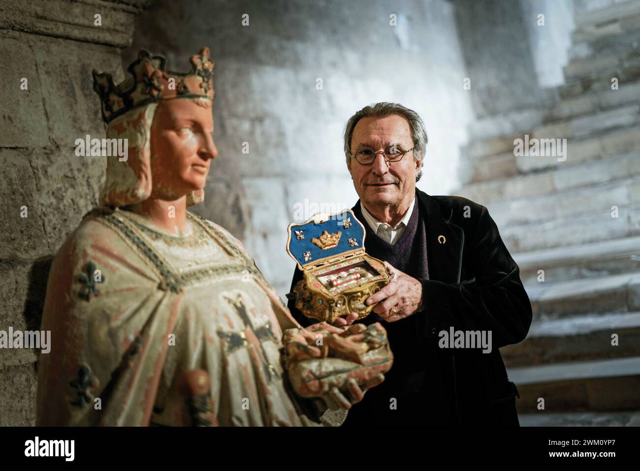 © PHOTOPQR/LE MIDI LIBRE/Mikael ANISSET ; 10/02/2024 ; SAINT GILLES/ABBATIALE/PATRIMOINE/RELIQUES DE SAINT LOUIS/ROI DE FRANCE/PORTRAIT/MICHEL DURAND-ROGER/ASSOCIATION HISTOIRE ET ARCHEOLOGIE/La famille d'Albenas la possédait depuis des siècles : la relique de saint Louis a été donnée à l'abbatiale de Saint-Gilles, dans le Gard, lieu visité par le roi avant son départ pour les croisades. C'EST un petit fragment d'os logé dans un Tube de verre fermé par deux cachets de cire, portant probablement des sceaux d'évêchés. Sur celui-ci une étiquette jaunie indique 'S. Loüis Roy de Stockfoto