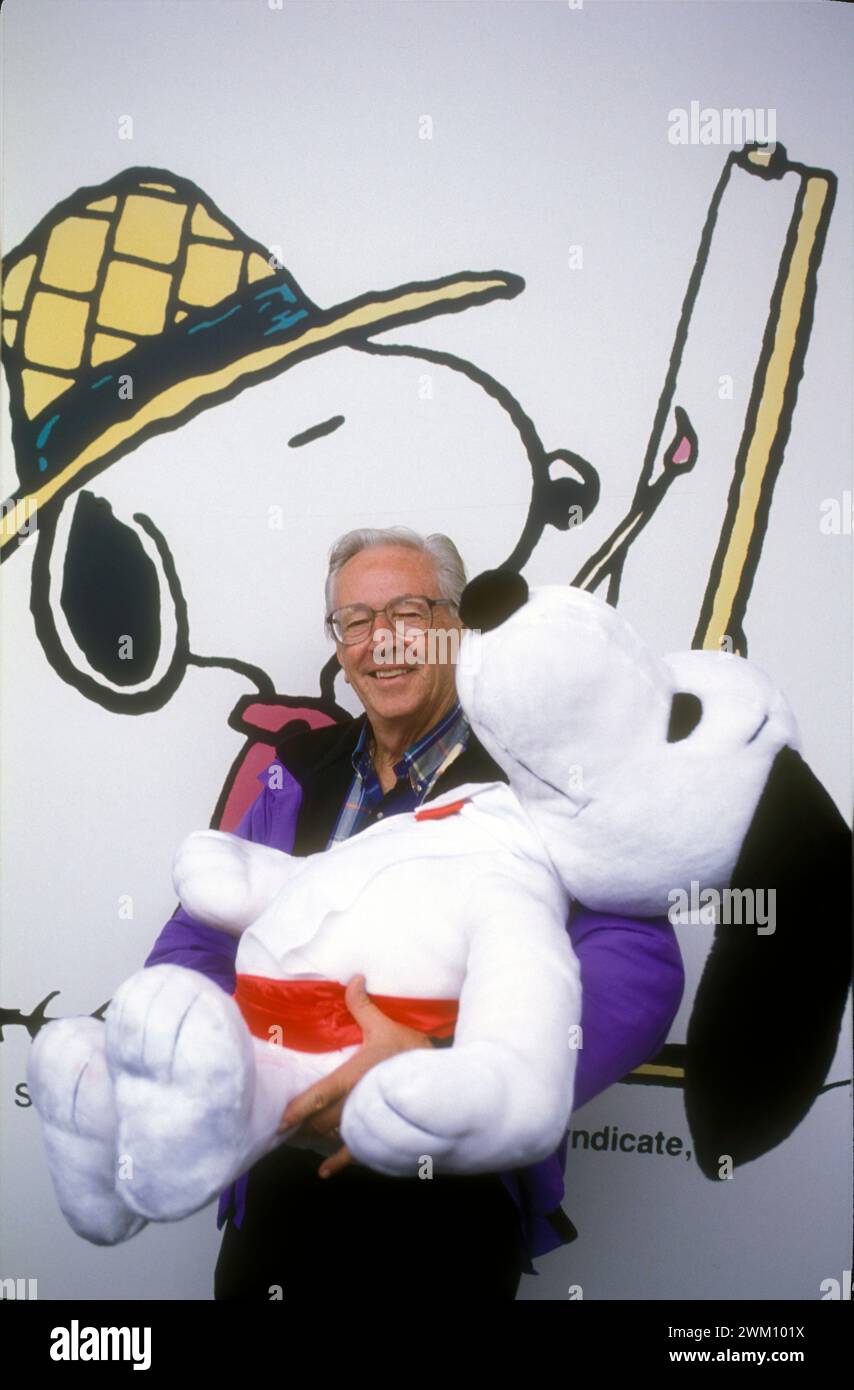 3823515 Charles Schulz; (add.info.: Rom, 1992). Der US-amerikanische Karikaturist Charles Schulz Schulz hält eine Puppe seiner Figur Snoopy/Roma, 1992. IL disegnatore di fumetti Charles Schulz con in mano un pupazzo del suo personaggio Snoopy); © Marcello Mencarini. Alle Rechte vorbehalten 2024. Stockfoto