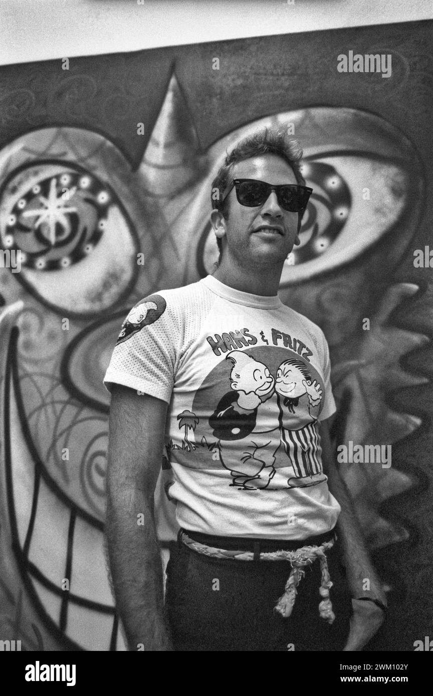 3823494 Kenny scharf; (add.info.: Mailand, 1985. US-amerikanischer Künstler Kenny scharf während einer Pressekonferenz nach einer Vorstellung im Fiorucci Store in Mailand, 1985. L'artista Kenny scharf durante una conferenza stampa dopo una Performance nel negozio Fiorucci); © Marcello Mencarini. Alle Rechte vorbehalten 2024. Stockfoto