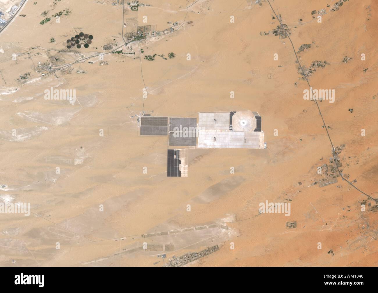 Farb-Satellitenbild des Solarparks Noor Energy 1 im Emirat Abu Dhabi im Jahr 2022. Stockfoto