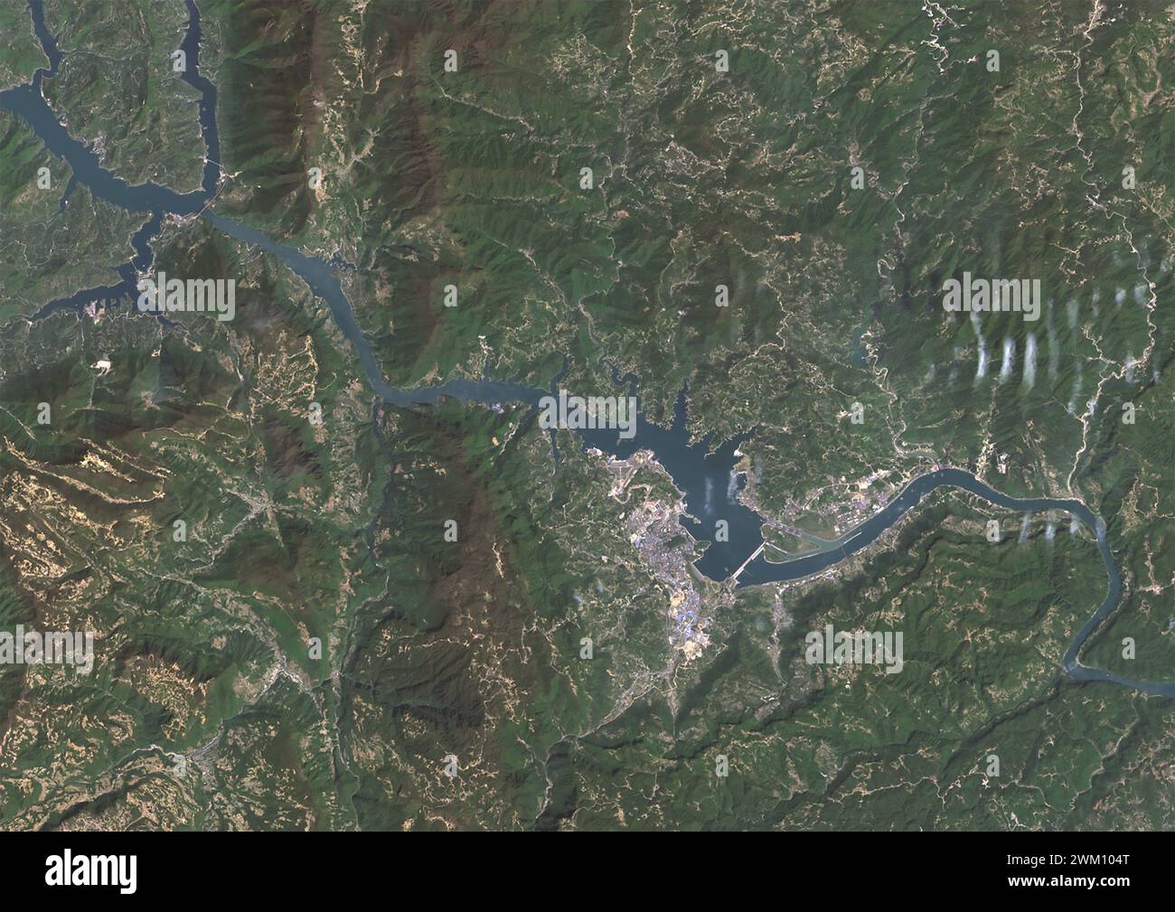 Farb-Satellitenbild des Three Gorges Dam am Yangtse River im Jahr 2022. Der Damm befindet sich in der Provinz Hubei in Zentralchina. Stockfoto