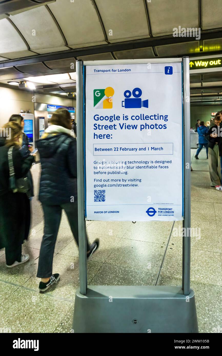 Ein Schild an der U-Bahn-Station London Bridge warnt, dass Google-Straßensichtkameras in Betrieb sein werden. Stockfoto