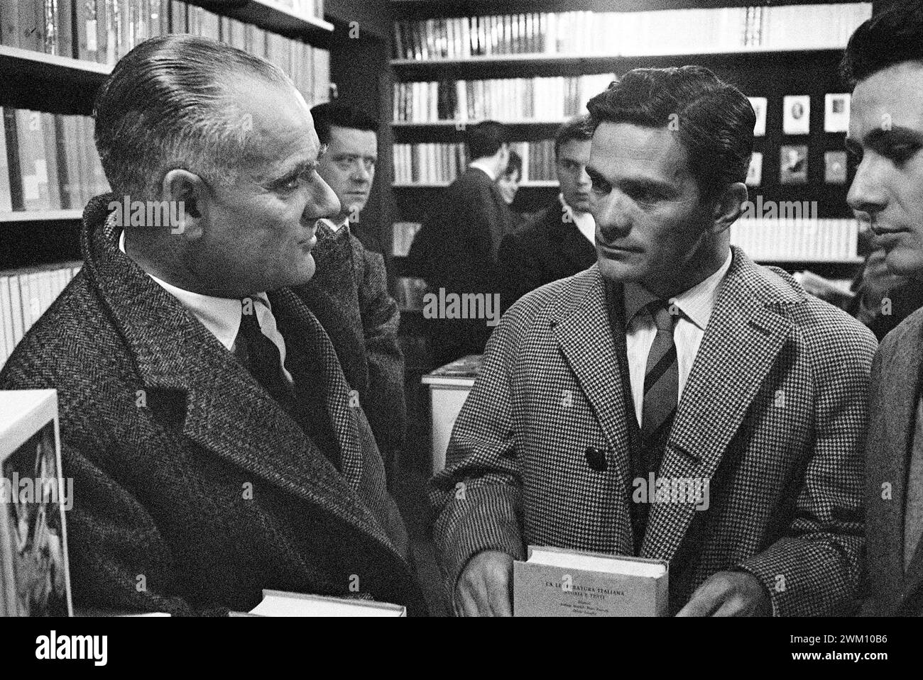 3824007 Pier Paolo Pasolini und Alberto Mähren; (add.info.: Rom, 1961. Die italienischen Schriftsteller Pier Paolo Pasolini und Alberto Moravia in einer Buchhandlung / Roma, 1961. GLI scrittori Pier Paolo Pasolini e Alberto Moravia in una libreria - Marcello Mencarini Historisches Archiv); © Marcello Mencarini. Alle Rechte vorbehalten 2024. Stockfoto