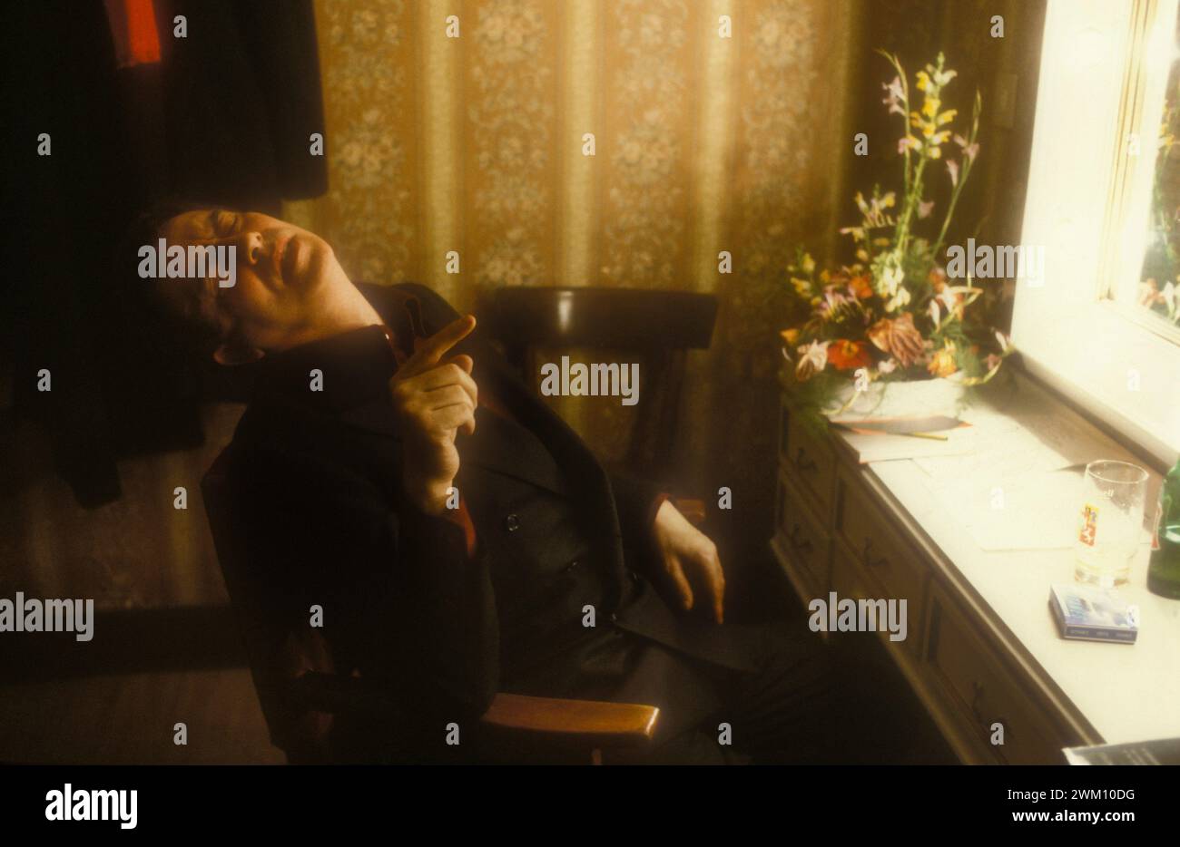 3824091 Carmelo Bene; (add.info.: Pisa, Verdi Theater, 1982. Regisseur und Schauspieler Carmelo Bene in seiner Garderobe nach einem Konzert mit Carmelo Bene / Pisa, Teatro Verdi, 1982. L'attore e regista teatrale Carmelo Bene in camerino dopo un Recital con Eduardo de Filippo - © Marcello Mencarini); © Marcello Mencarini. Alle Rechte vorbehalten 2024. Stockfoto