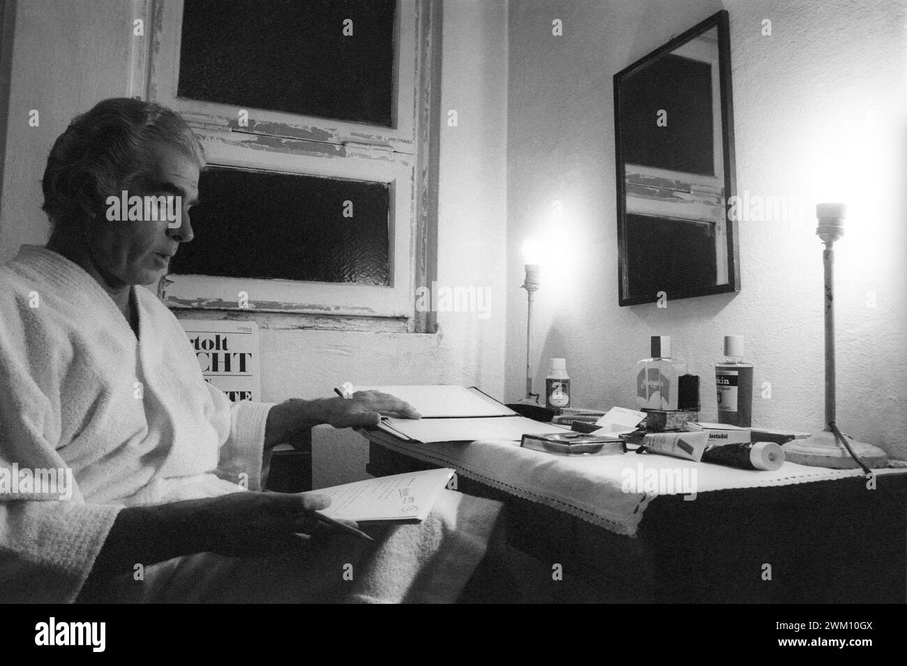 3824223 IO, Bertolt Brecht n.3: Essere amici al mondo (Piccolo Teatro di Milano, 1979); (add.info.: Piccolo Teatro in Mailand, 1979. Italienischer Theaterregisseur Giorgio Strehler in seiner Garderobe, nachdem er in „IO, Bertolt Brecht n.3: Essere amici al mondo“ (I, Bertold Brecht Nr.3: Freunde in der Welt sein) / Piccolo Teatro di Milano, 1979 aufgetreten ist. IL regista teatrale Giorgio Strehler nel suo camerino dopo aver recitato in „IO, Bertolt Brecht n.3: Essere amici al mondo“); © Marcello Mencarini. Alle Rechte vorbehalten 2024. Stockfoto