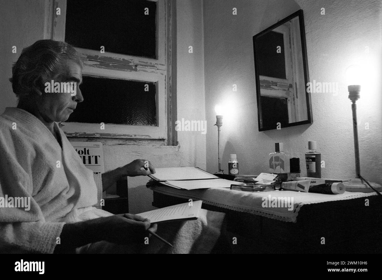 3824224 IO, Bertolt Brecht n.3: Essere amici al mondo (Piccolo Teatro di Milano, 1979); (add.info.: Piccolo Teatro in Mailand, 1979. Italienischer Theaterregisseur Giorgio Strehler in seiner Garderobe, nachdem er in „IO, Bertolt Brecht n.3: Essere amici al mondo“ (I, Bertold Brecht Nr.3: Freunde in der Welt sein) / Piccolo Teatro di Milano, 1979 aufgetreten ist. IL regista teatrale Giorgio Strehler nel suo camerino dopo aver recitato in „IO, Bertolt Brecht n.3: Essere amici al mondo“); © Marcello Mencarini. Alle Rechte vorbehalten 2024. Stockfoto