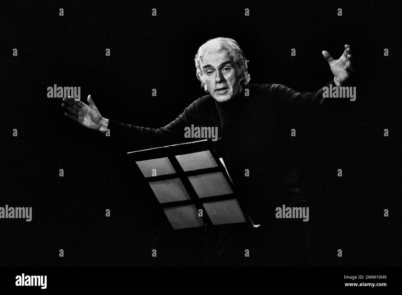 3824235 Giorgio Strehler; (add.info.: Piccolo Teatro in Mailand, 1982. Italienischer Theaterregisseur Giorgio Strehler Performing / Piccolo Teatro di Milano, 1982. IL regista teatrale Giorgio Strehler durante uno spettacolo); © Marcello Mencarini. Alle Rechte vorbehalten 2024. Stockfoto