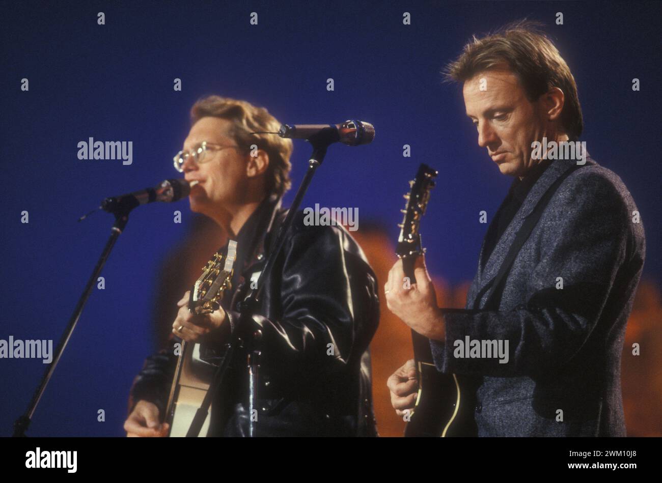 3824271 America; (add.info.: Snremo Music Festival 1990. Gerry Beckley und Dewey Bunnell von der Folk-Rock-Band America, Gastgeber des Festivals/Festival di Sanremo 1990. Gerry Beckley e Dewey BunnellI del gruppo Folk Rock degli America, Ospite del Festival); © Marcello Mencarini. Alle Rechte vorbehalten 2024. Stockfoto