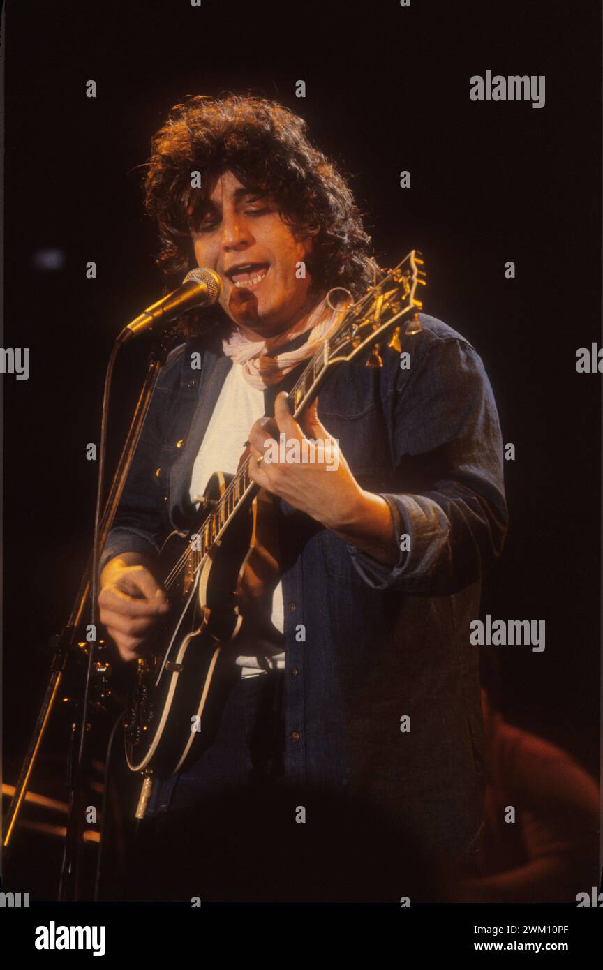 3824467 Pino Daniele; (add.info.: Rom, um 1980. Italienischer Sänger und Songwriter Pino Daniele Performing / Roma, ca. 1980. il cantautore Pino Daniele in Concerto); © Marcello Mencarini. Alle Rechte vorbehalten 2024. Stockfoto