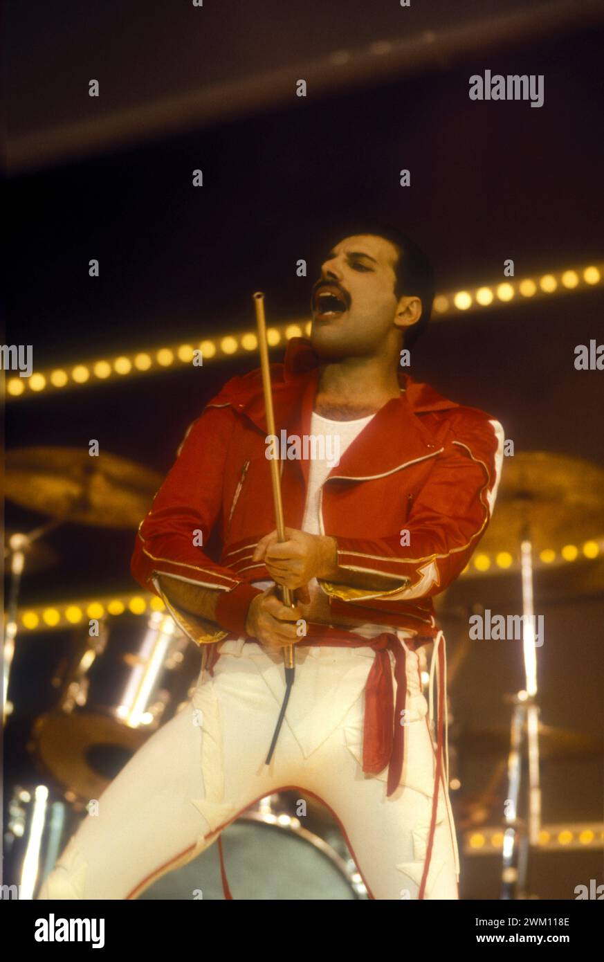 3824833 Festival di Sanremo 1984; (add.info.: Sanremo Musikfestival 1984. Sänger und Lyriker der Rockband Queen, Freddy Mercury, spielte Radio GA GA / Festival di Sanremo 1984. IL cantante dei Queen Freddy Mercury mentre canta 'Radio GA'); © Marcello Mencarini. Alle Rechte vorbehalten 2024. Stockfoto