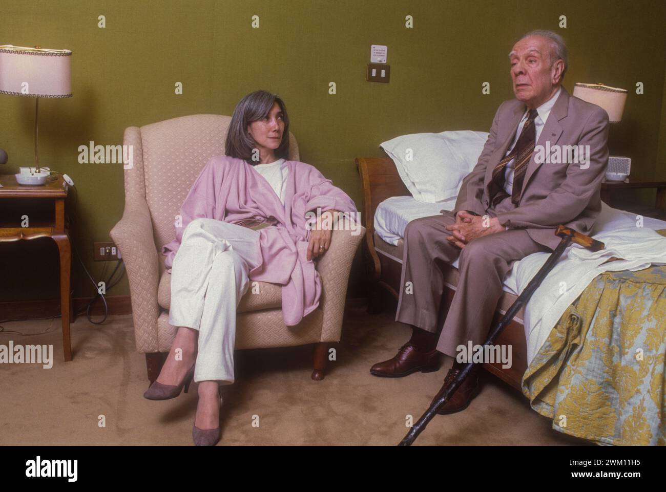 3825319 Jorge Luis Borges; (add.info.: Rom, Westin Excelsior Hotel, 1981. Der argentinische Schriftsteller Jorge Luis Borges und seine Frau Maria Kodama in ihrem Zimmer / Roma, Hotel Westin Excelsior, 1981. Lo scrittore argentino Jorge Luis Borges e sua moglie Maria Kodama nella loro stanza); © Marcello Mencarini. Alle Rechte vorbehalten 2024. Stockfoto