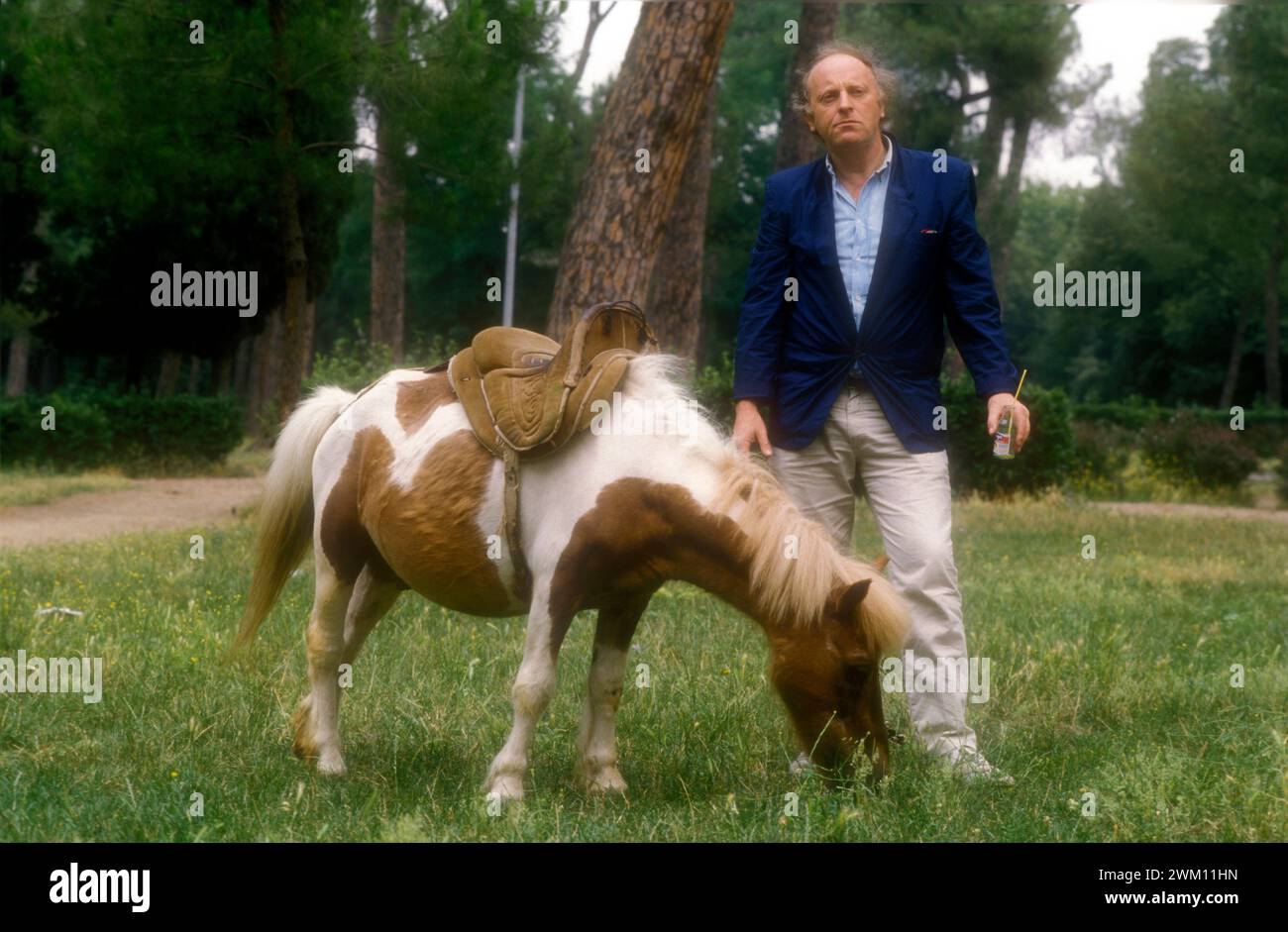 3825320 Joseph Brodsky; (add.info.: Rom, Villa Borghese, um 1985. Russisch-amerikanischer Dichter Joseph Brodsky mit einem Pony / Roma, Villa Borghese, ca. 1985. IL poeta Josif Brodskij con un pony); © Marcello Mencarini. Alle Rechte vorbehalten 2024. Stockfoto
