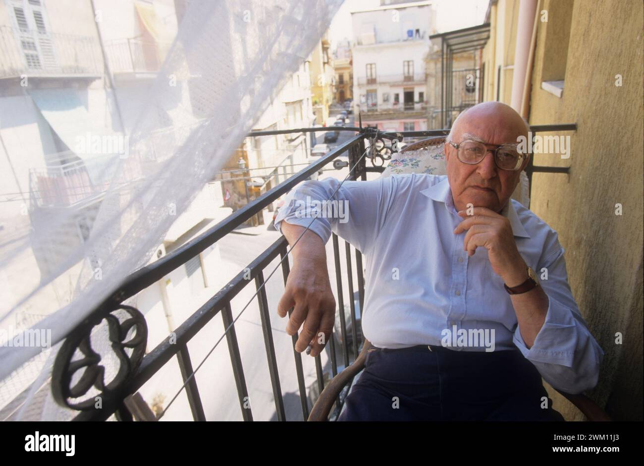 3825393 Andrea Camilleri in seinem Haus in Porto Empedocle; (add.info.: Porto Empedocle (Agrigento), 1999. Der italienische Schriftsteller Andrea Camilleri auf der Terrasse seines Hauses in seiner Heimatstadt / Porto Empedocle (Agrigento), 1999. Lo scrittore Andrea Camilleri sulla terrazza della sua casa nella sua città natale); © Marcello Mencarini. Alle Rechte vorbehalten 2024. Stockfoto