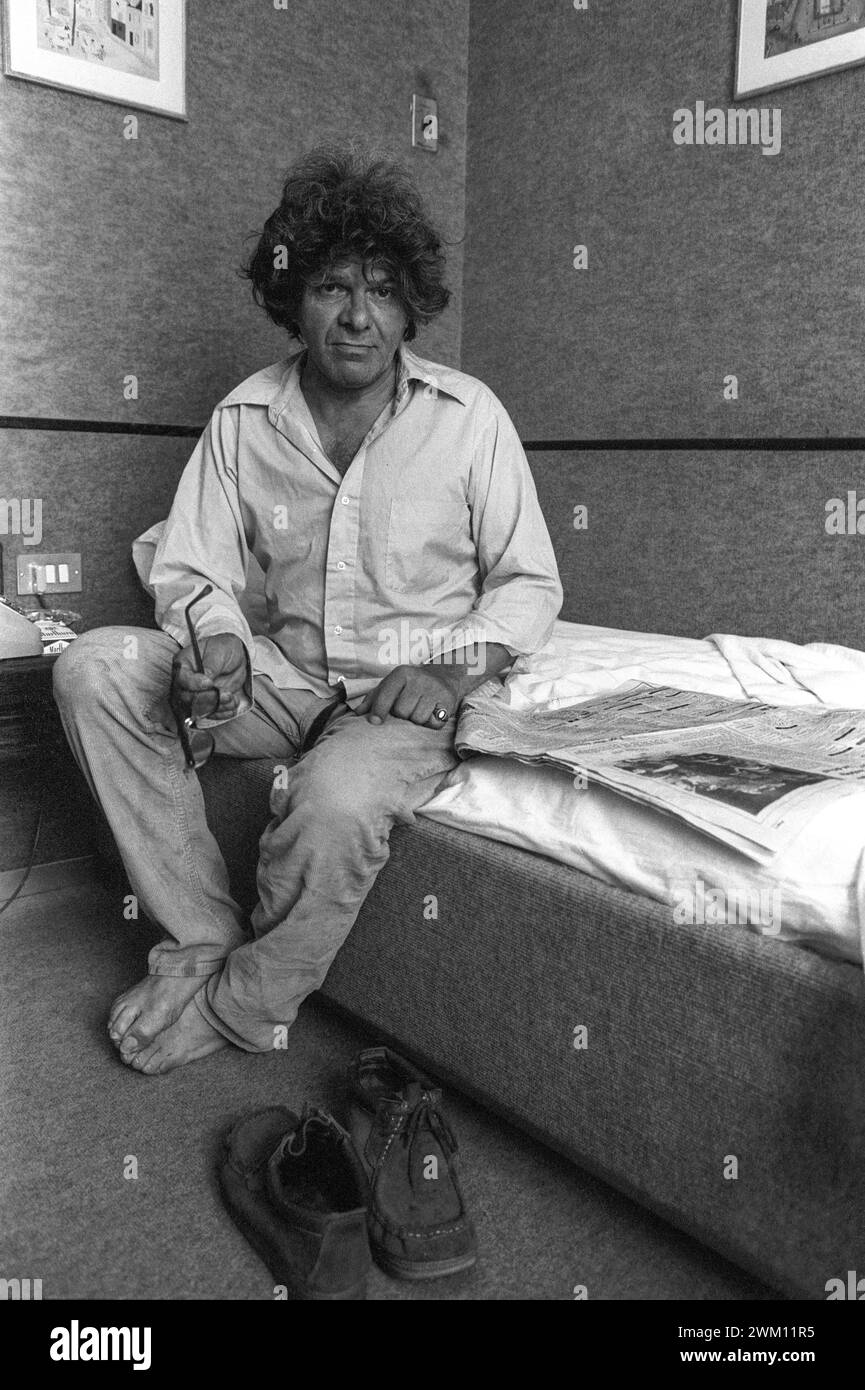3825543 Gregor Corso; (add.info.: Rom, 1980. US-Dichter Gregory Corso - in der Stadt, um das zweite Dichterfest in Castelporziano, nahe Rom, zu besuchen - in einem Hotelzimmer/ Roma, 1980. IL poeta Gregory Corso - in Italia per partecipare al secondo Festival dei poeti di Castelporziano, vicino a Roma - in una stanza d'albergo); © Marcello Mencarini. Alle Rechte vorbehalten 2024. Stockfoto