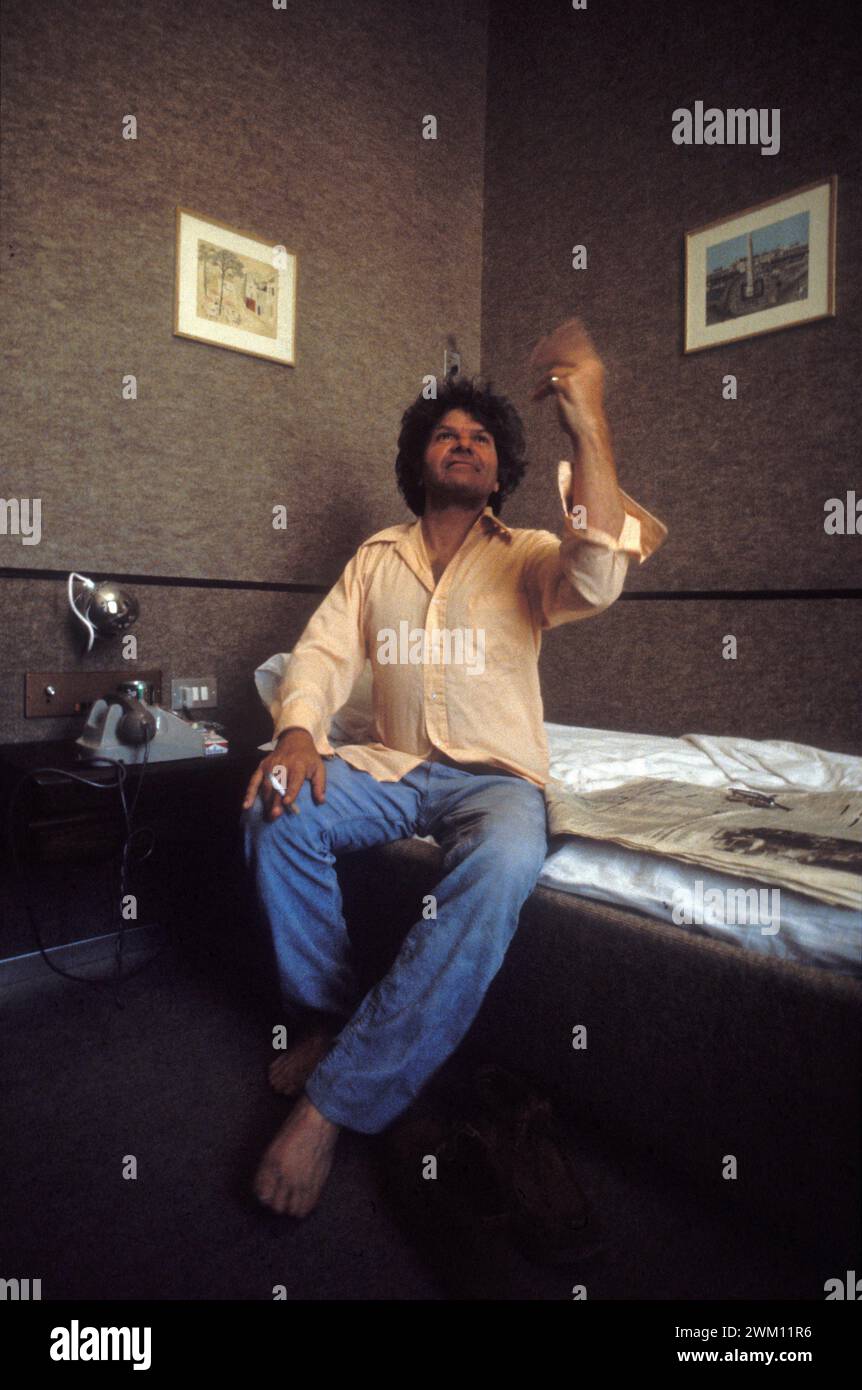 3825534 Gregor Corso; (add.info.: Rom, 1980. US-Dichter Gregory Corso - in der Stadt, um das zweite Dichterfest in Castelporziano, nahe Rom, zu besuchen - in einem Hotelzimmer/ Roma, 1980. IL poeta Gregory Corso - in Italia per partecipare al secondo Festival dei poeti di Castelporziano, vicino a Roma - in una stanza d'albergo); © Marcello Mencarini. Alle Rechte vorbehalten 2024. Stockfoto