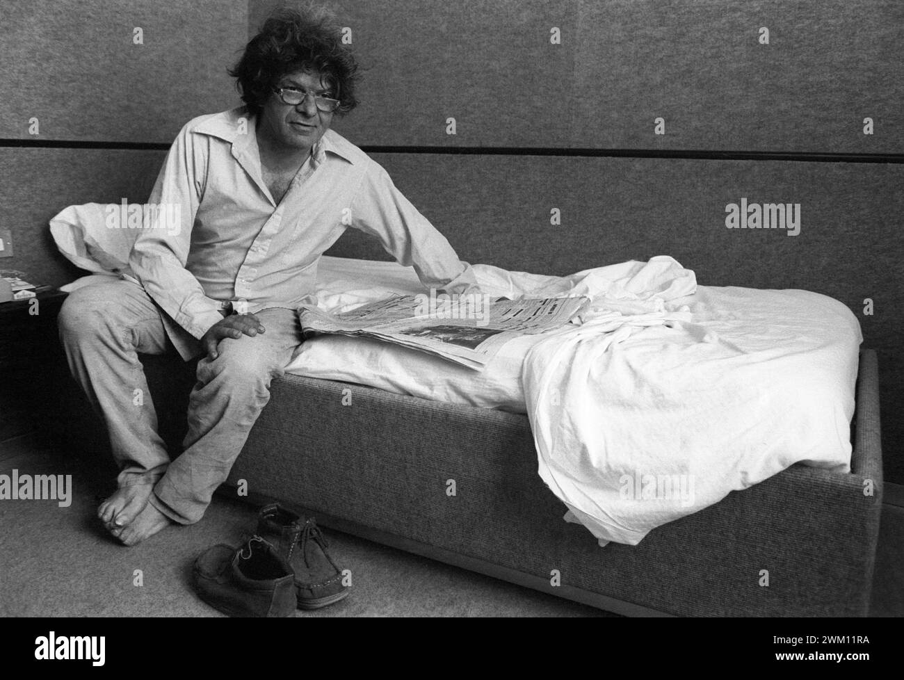 3825544 Gregor Corso; (add.info.: Rom, 1980. US-Dichter Gregory Corso - in der Stadt, um das zweite Dichterfest in Castelporziano, nahe Rom, zu besuchen - in einem Hotelzimmer/ Roma, 1980. IL poeta Gregory Corso - in Italia per partecipare al secondo Festival dei poeti di Castelporziano, vicino a Roma - in una stanza d'albergo); © Marcello Mencarini. Alle Rechte vorbehalten 2024. Stockfoto