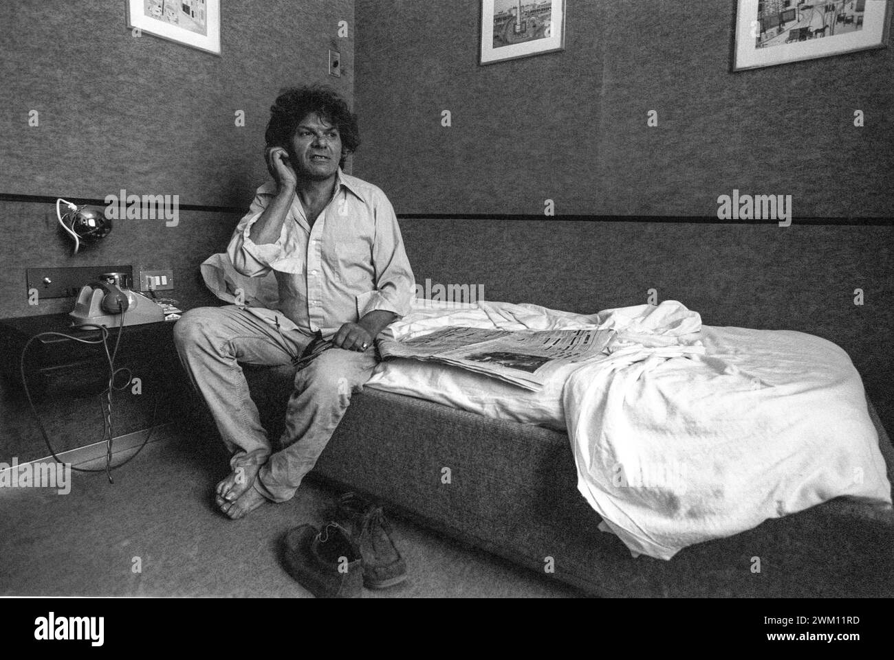 3825537 Gregor Corso; (add.info.: Rom, 1980. US-Dichter Gregory Corso - in der Stadt, um das zweite Dichterfest in Castelporziano, nahe Rom, zu besuchen - in einem Hotelzimmer/ Roma, 1980. IL poeta Gregory Corso - in Italia per partecipare al secondo Festival dei poeti di Castelporziano, vicino a Roma - in una stanza d'albergo); © Marcello Mencarini. Alle Rechte vorbehalten 2024. Stockfoto