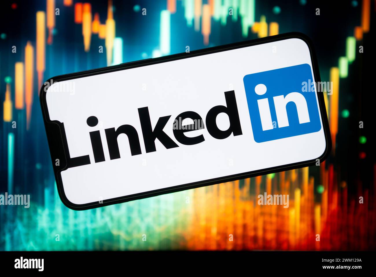 Polen. Februar 2024. In dieser Abbildung wird ein LinkedIn-Logo auf einem Smartphone angezeigt. (Foto von Mateusz Slodkowski/SOPA Images/SIPA USA) *** ausschließlich für redaktionelle Nachrichten *** Credit: SIPA USA/Alamy Live News Stockfoto