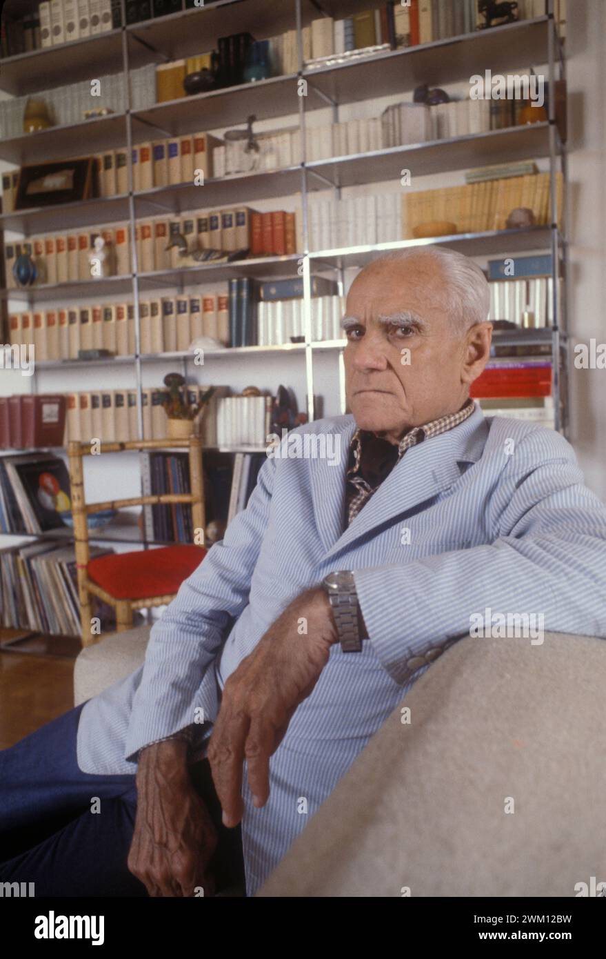 3826291 Alberto Mähren in seinem Haus (1980); (add.info.: Rom, 1980). Italienischer Schriftsteller Alberto Moravia in seinem Haus / Roma, 1980. Lo scrittore Alberto Moravia nella sua casa); © Marcello Mencarini. Alle Rechte vorbehalten 2024. Stockfoto