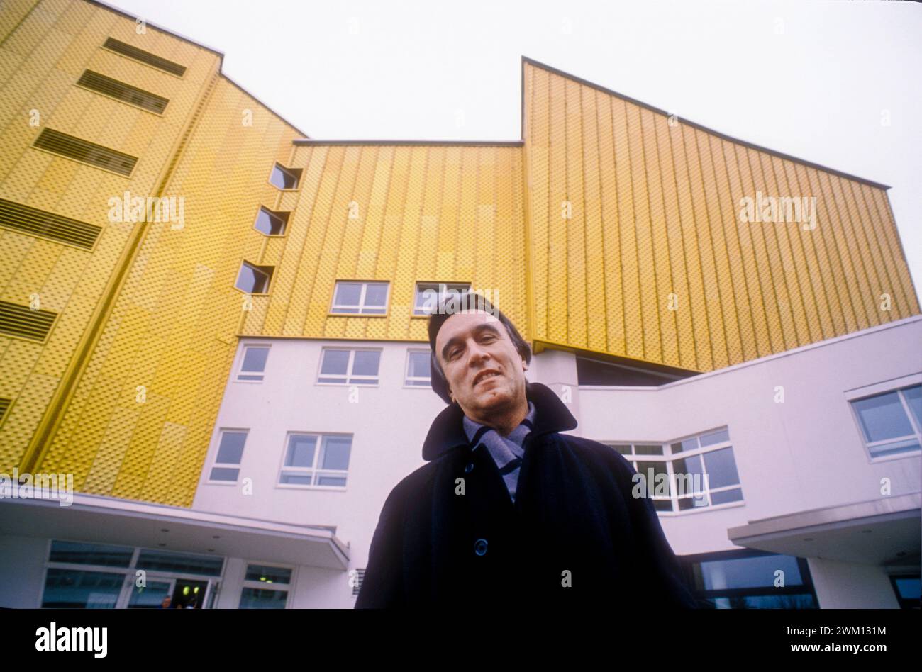 3827115 Claudio Abbado; (add.info.: Musikdirigent Claudio Abbado vor der Berliner Philharmonie nach seiner Ernennung zum Chefdirigenten der Berliner Philharmoniker, 1989 / Il direttore d'Orchesters Claudio Abbado davanti alla Filarmonica di Berlino dopo la sua nomina a direttore dei Berliner Philharmoniker, 1989); © Marcello Mencarini. Alle Rechte vorbehalten 2024. Stockfoto