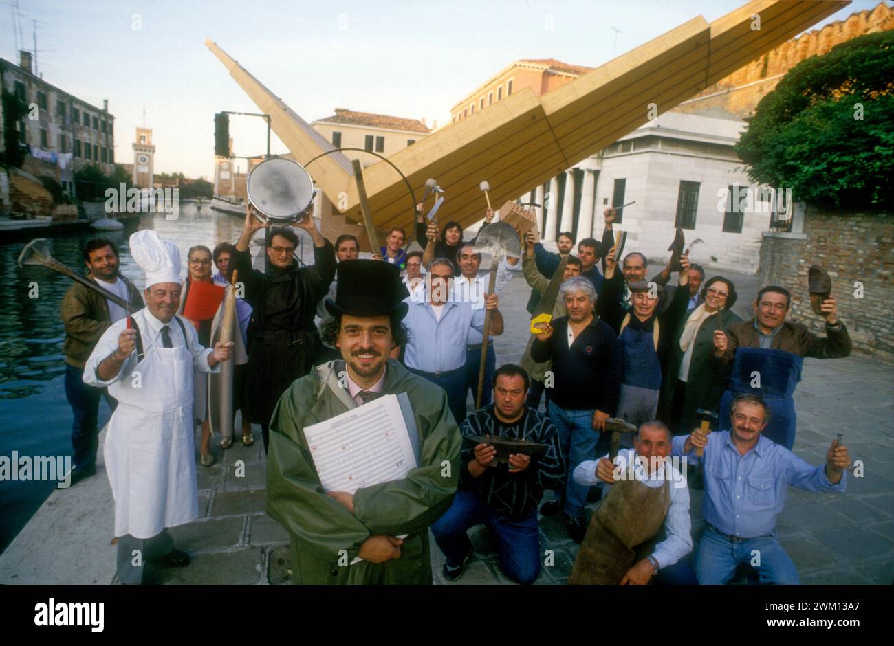 3827419 Giorgio Battistelli; (add.info.: Venedig Musikbiennale 1991. Der italienische Komponist Giorgio Battistelli posiert mit den Vollstreckern seines Werkes Experimentum Mundi / Biennale Musica di Venedig 1991. IL compositore Giorgio Battistelli posa con gli esecutori della sua Opera 'Experimentum Mundi'); © Marcello Mencarini. Alle Rechte vorbehalten 2024. Stockfoto