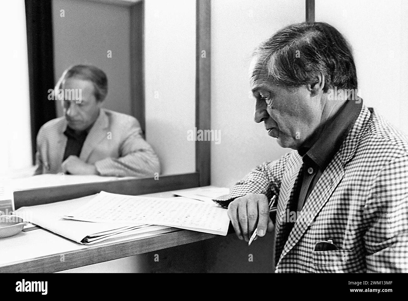 3827799 Pierre Boulez; (add.info.: französischer Komponist und Dirigent Pierre Boulez in einem Hotelzimmer (1985) / Il compositore e direttore d'orchester Pierre Boulez in una camera d'albergo (1985)); © Marcello Mencarini. Alle Rechte vorbehalten 2024. Stockfoto