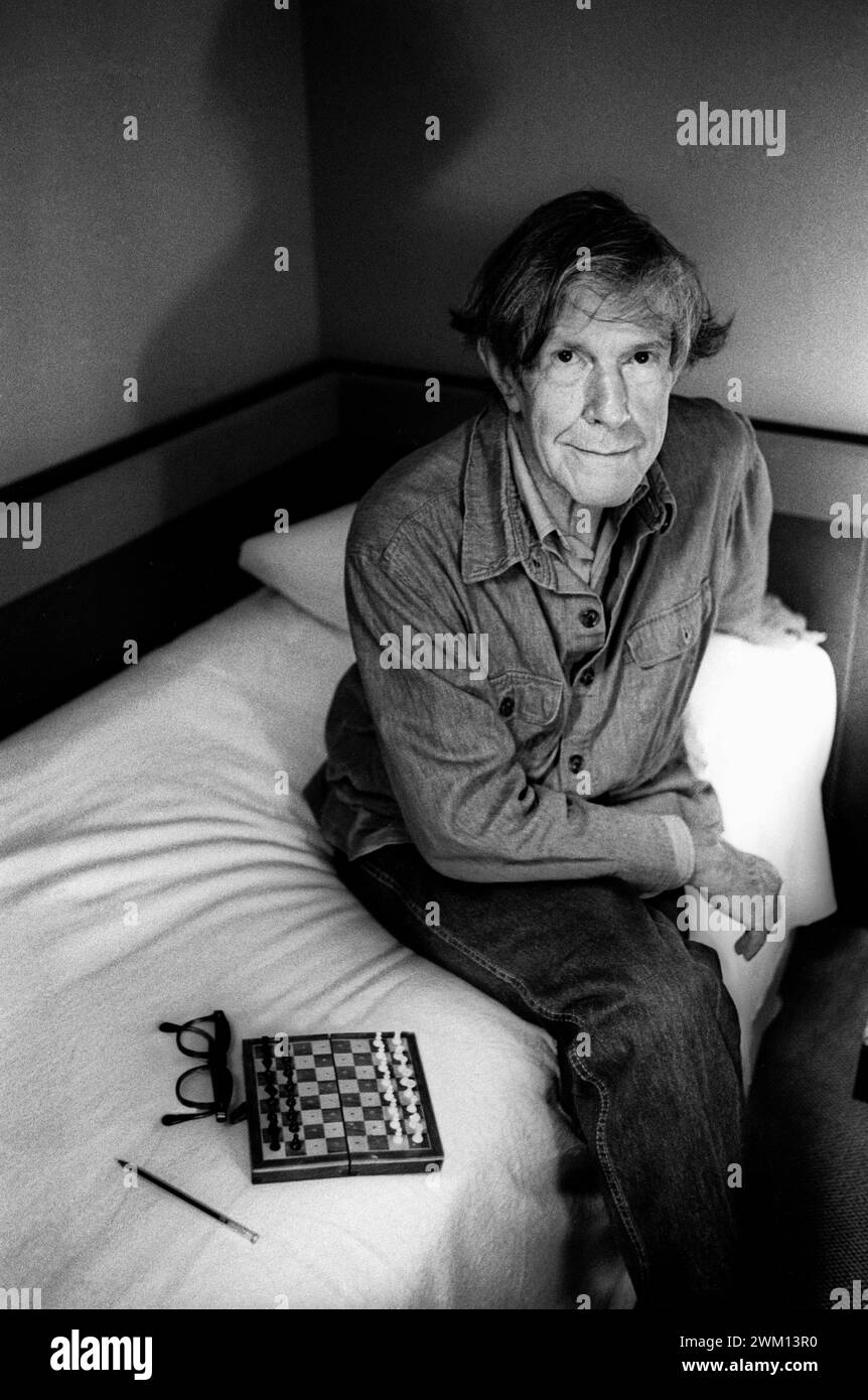 3827918 John Cage; (add.info.: Venedig, 1982. Der amerikanische Komponist John Cage sitzt auf dem Bett mit einem Schachbrett in seinem Hotelzimmer / Venedig, 1982. IL compositore John Cage seduto sul letto con una scacchiera nella sua stanza d'albergo); © Marcello Mencarini. Alle Rechte vorbehalten 2024. Stockfoto